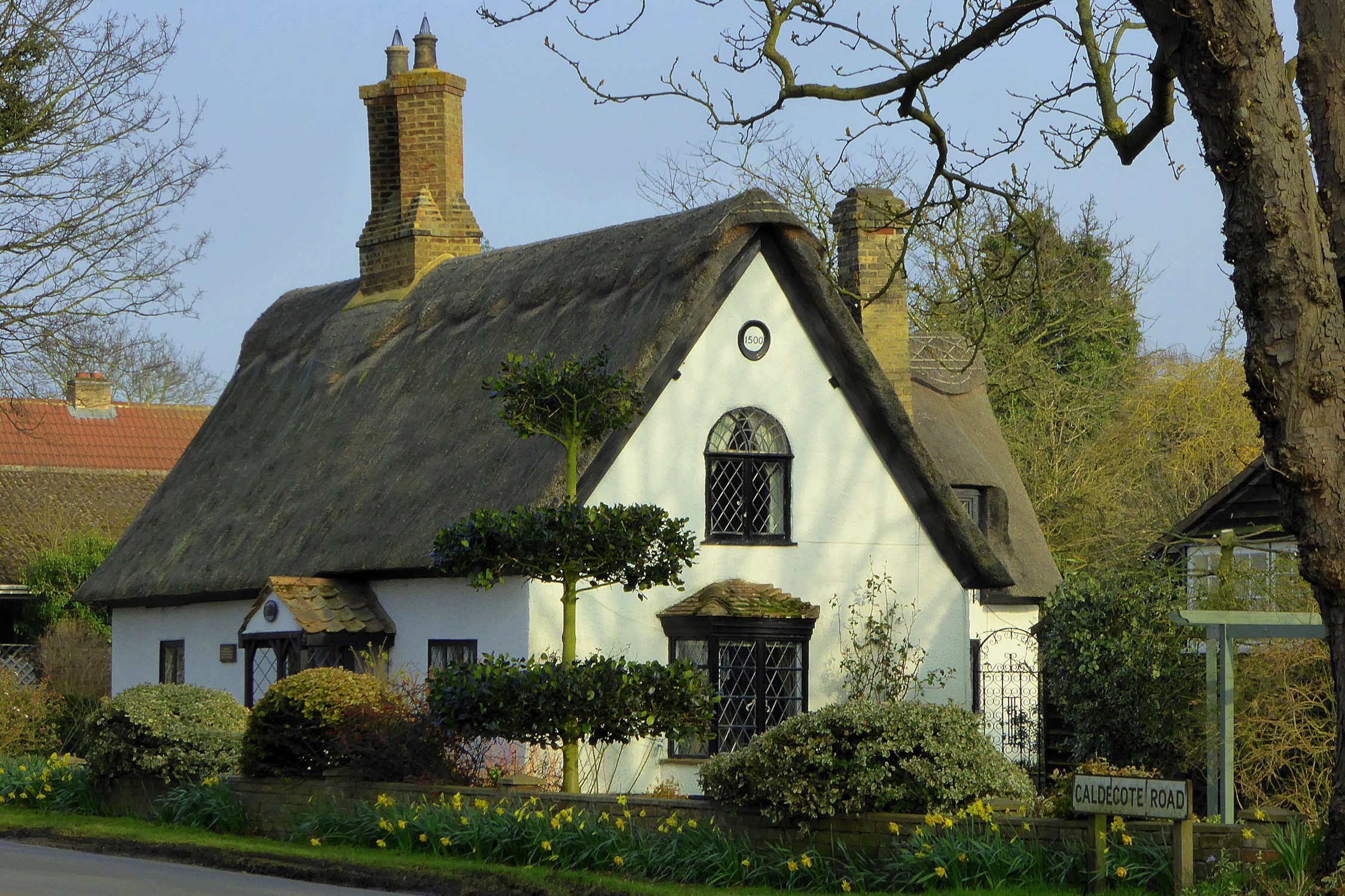 Thatched cottage on Caldecote Road, Ickwell, England HD Wallpaper