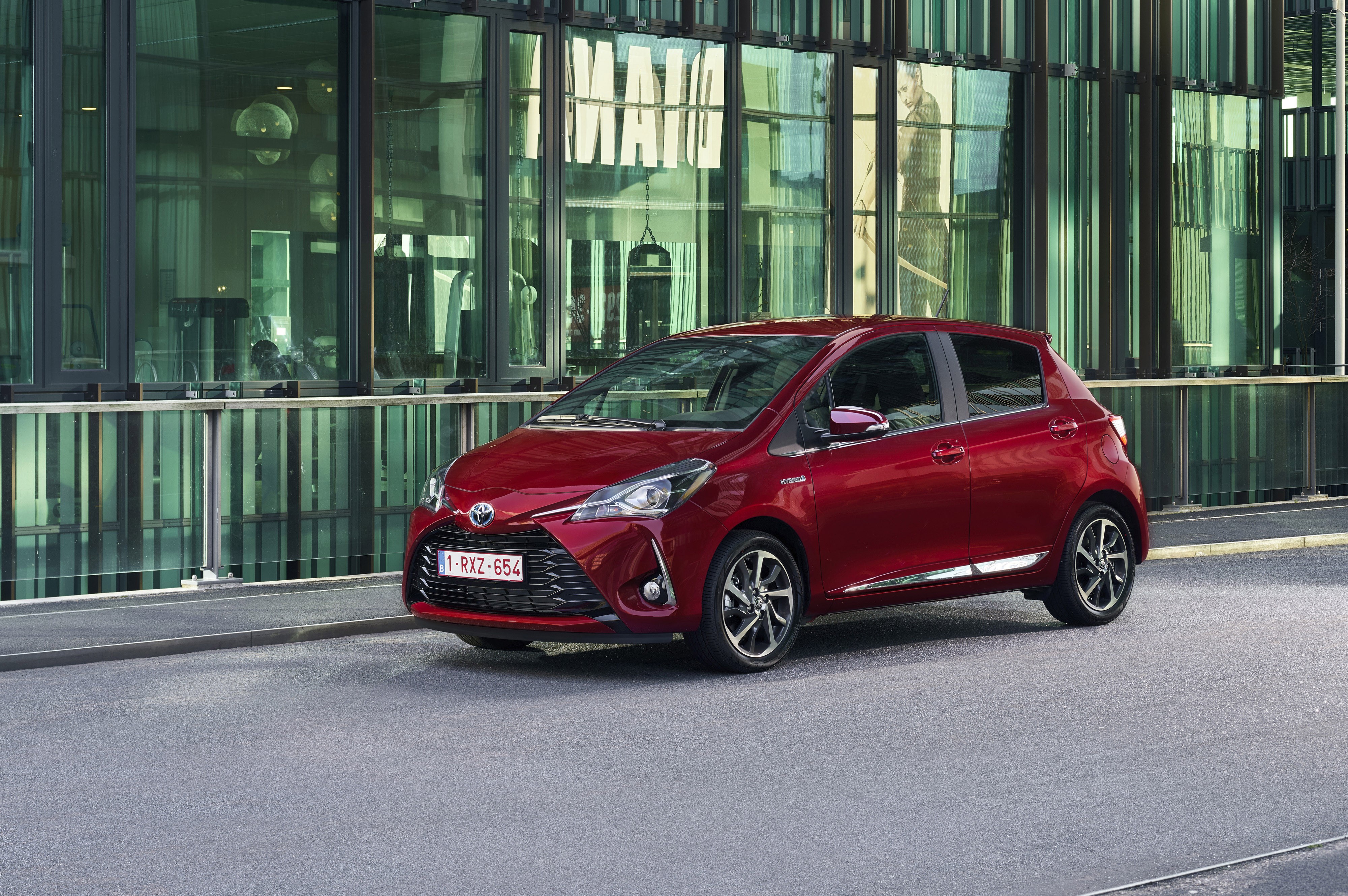 4K 2017 Toyota Yaris Hybrid HD Wallpaper
