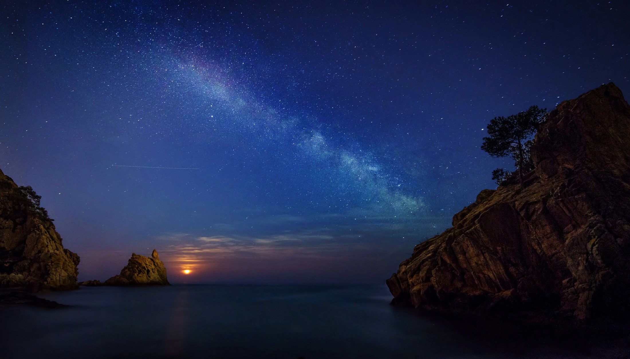 Milky Way over the sea and rocks in Girona, Spain HD Wallpaper