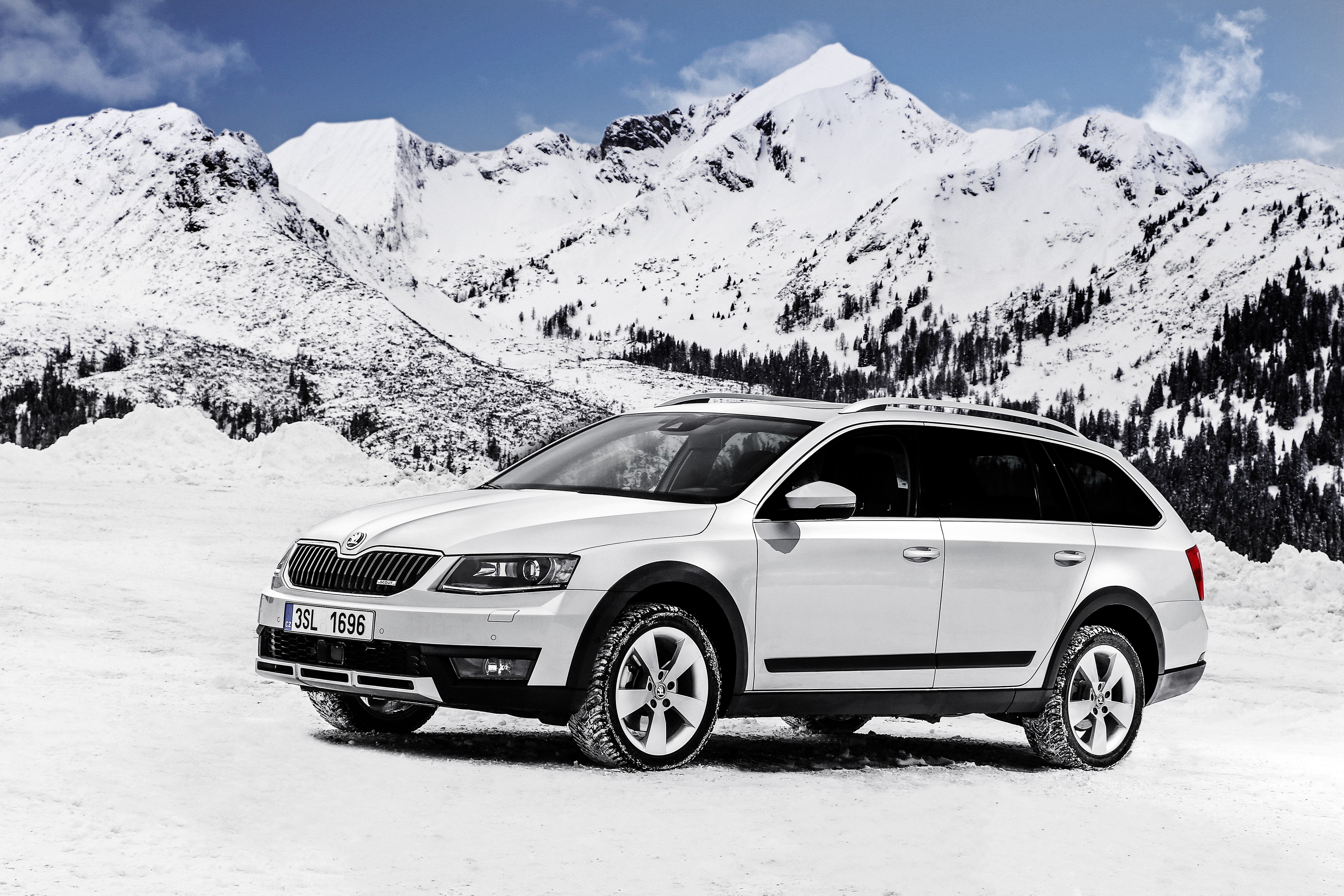 White Skoda Octavia Estate Car in Snow HD Wallpaper