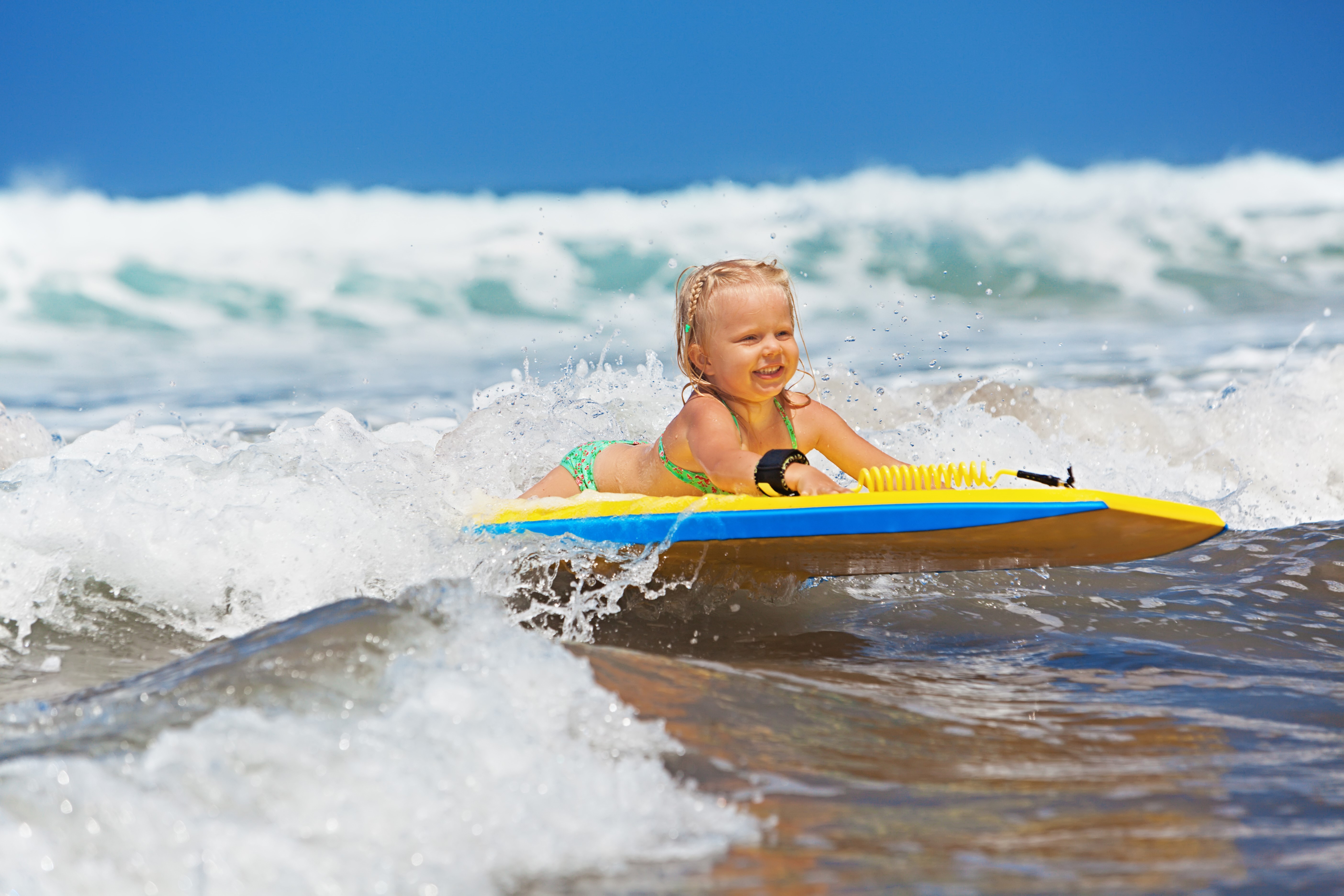5K Sea Waves Surfing Little girls HD Wallpaper