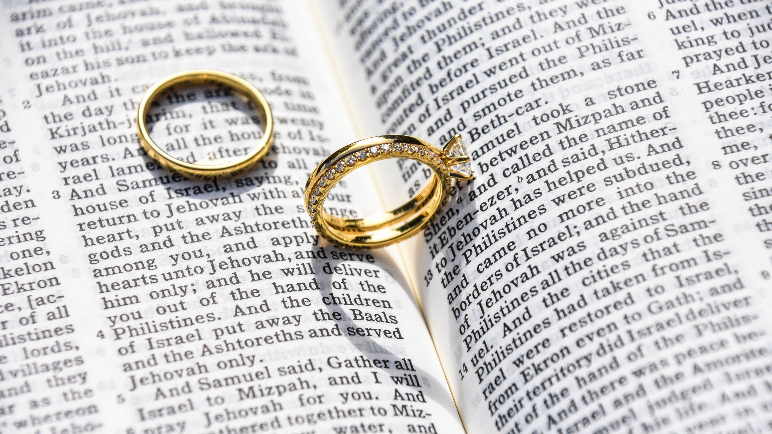 Wedding rings on an open Bible HD Wallpaper