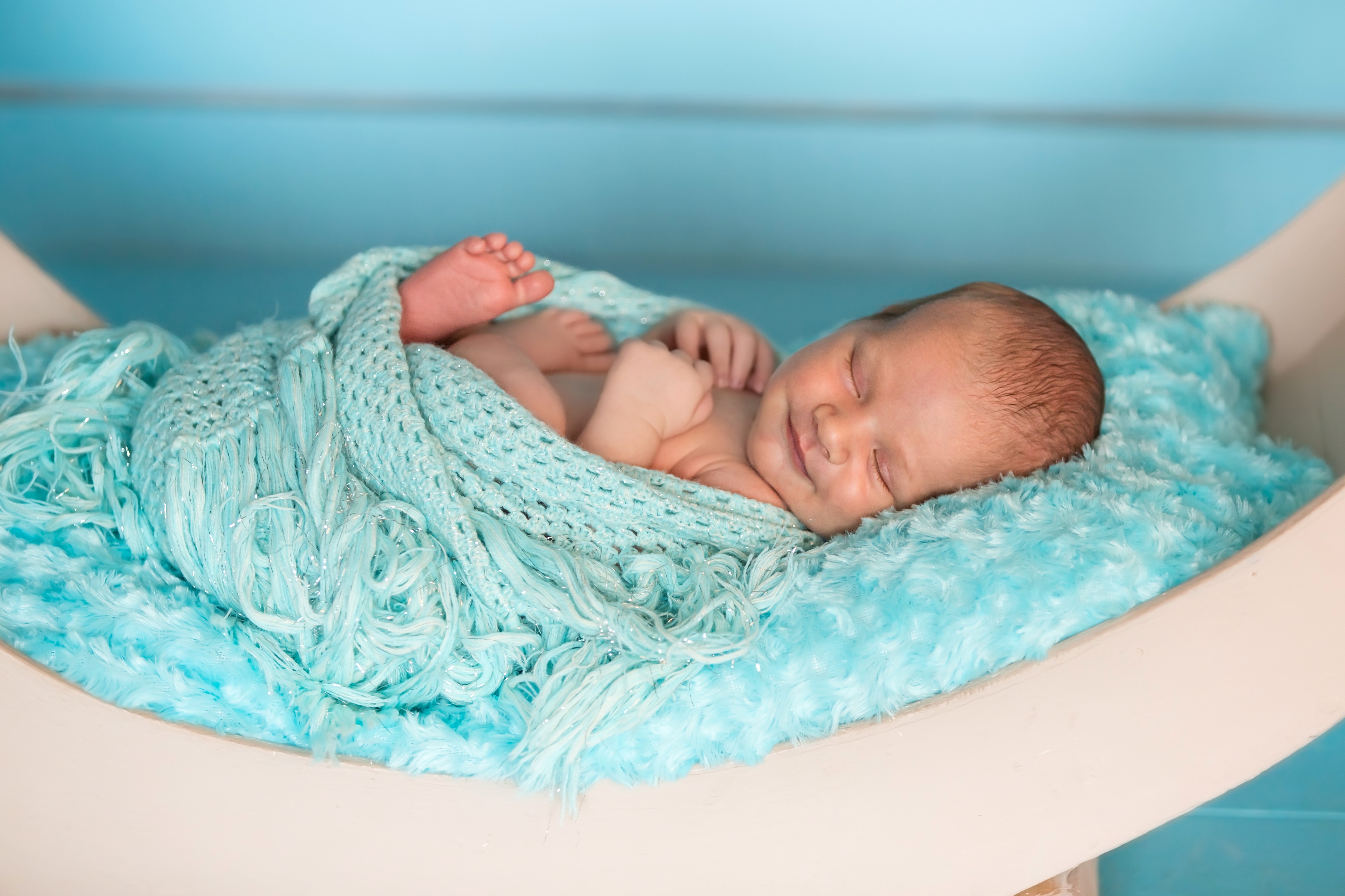 Newborn baby sleeping in a blue blanket HD Wallpaper