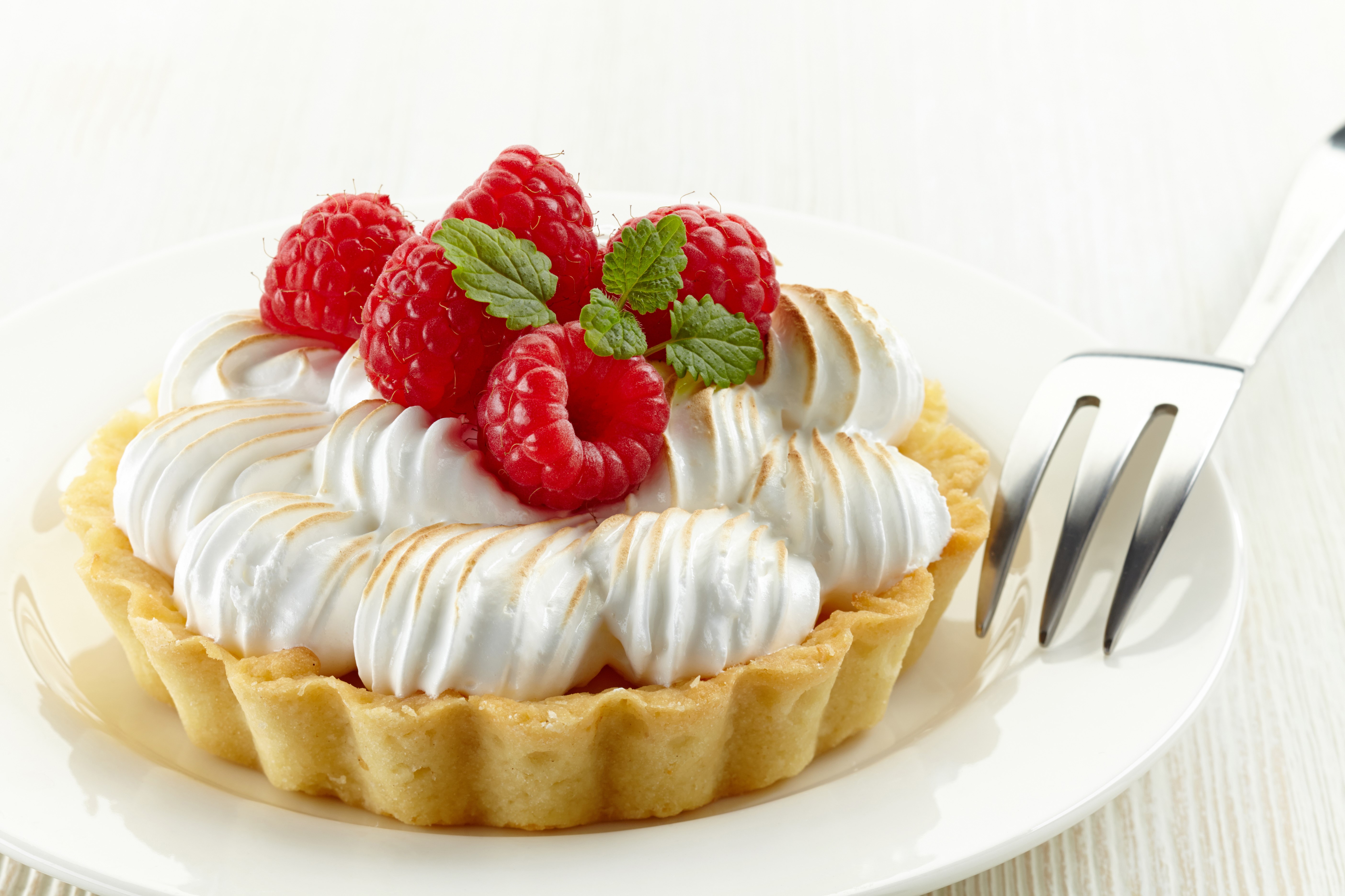Raspberry Meringue Tart with Fork HD Wallpaper
