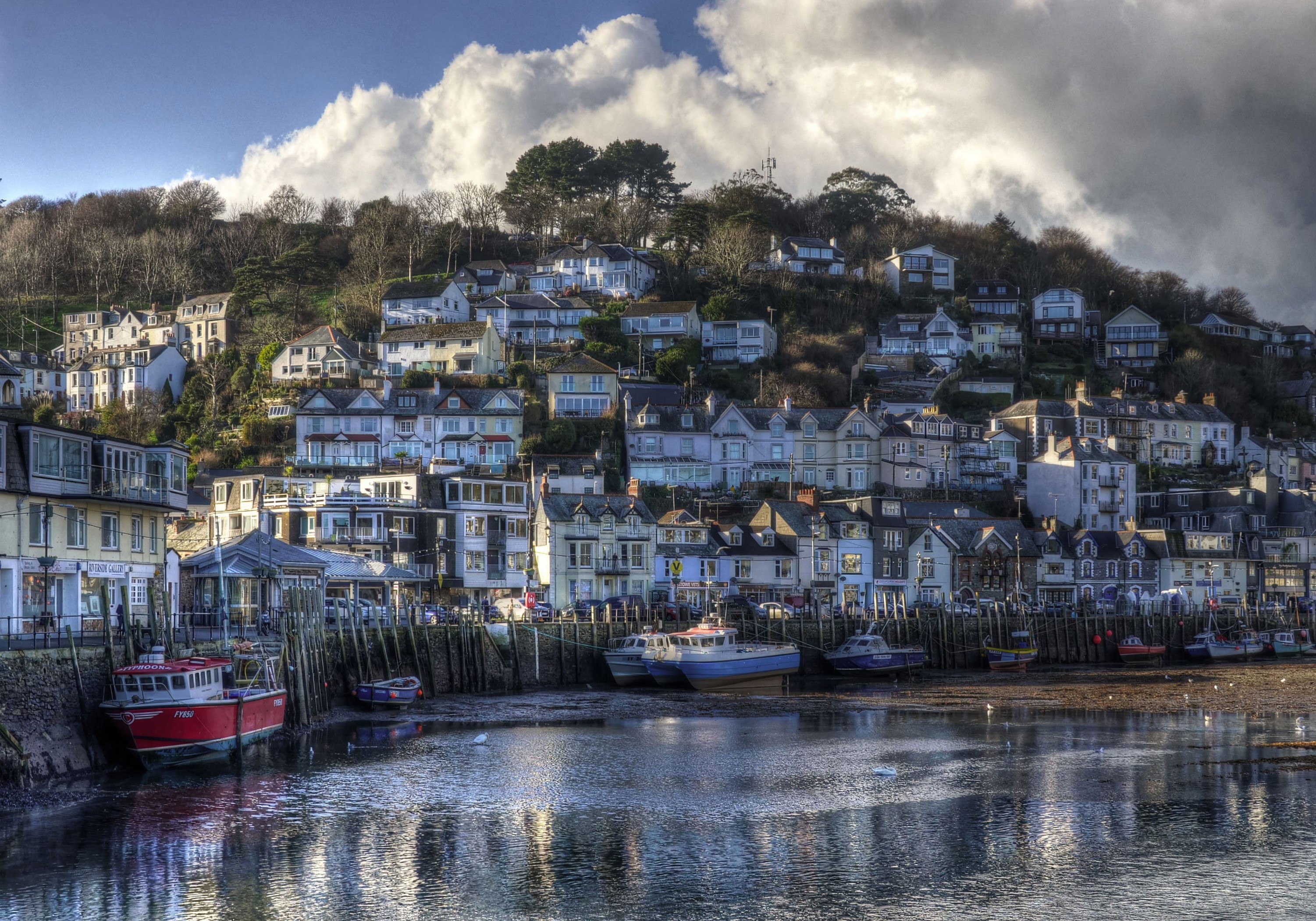 Houses on a hill overlooking a harbor in Looe, England HD Wallpaper