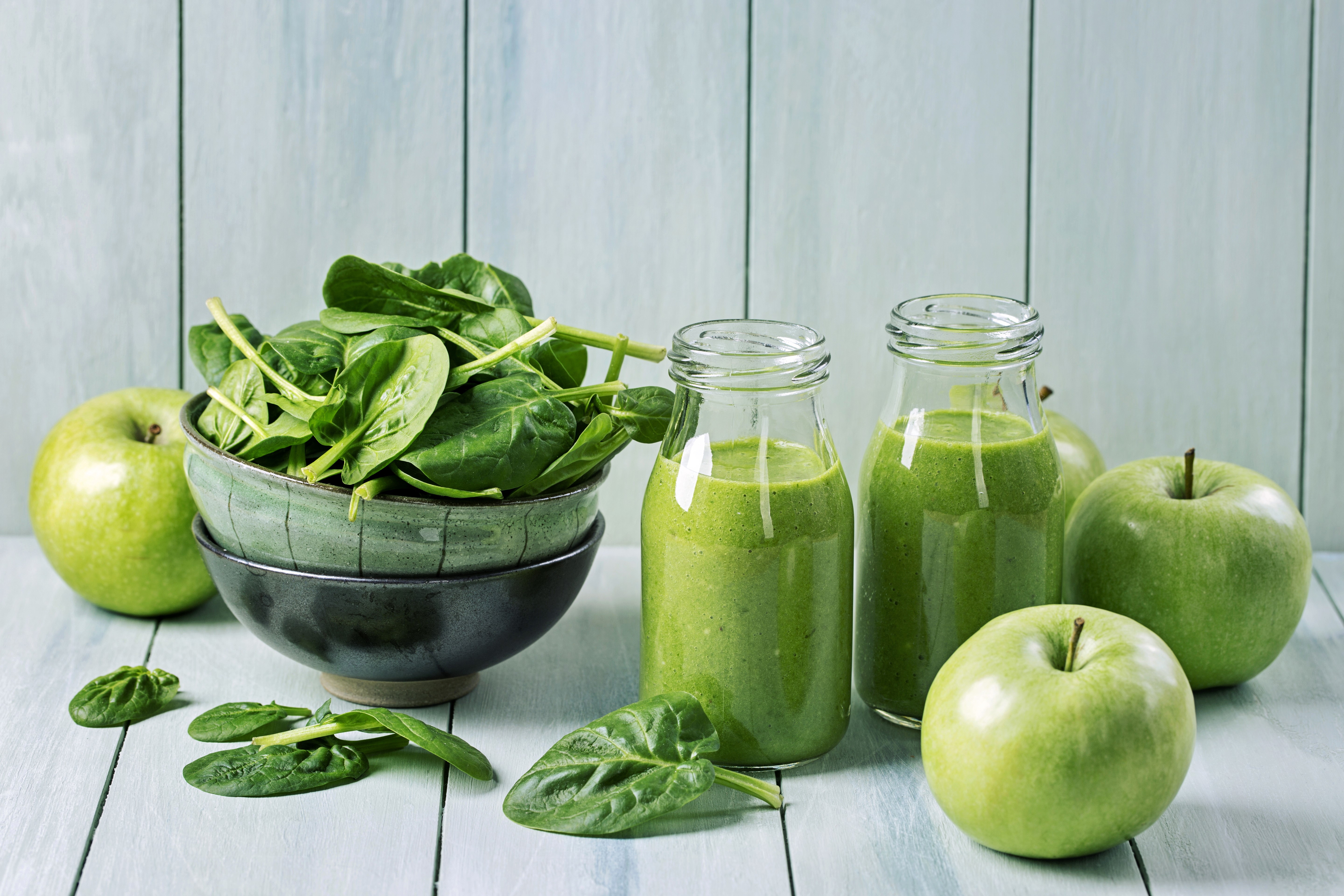 Green Juice with Spinach and Apples HD Wallpaper