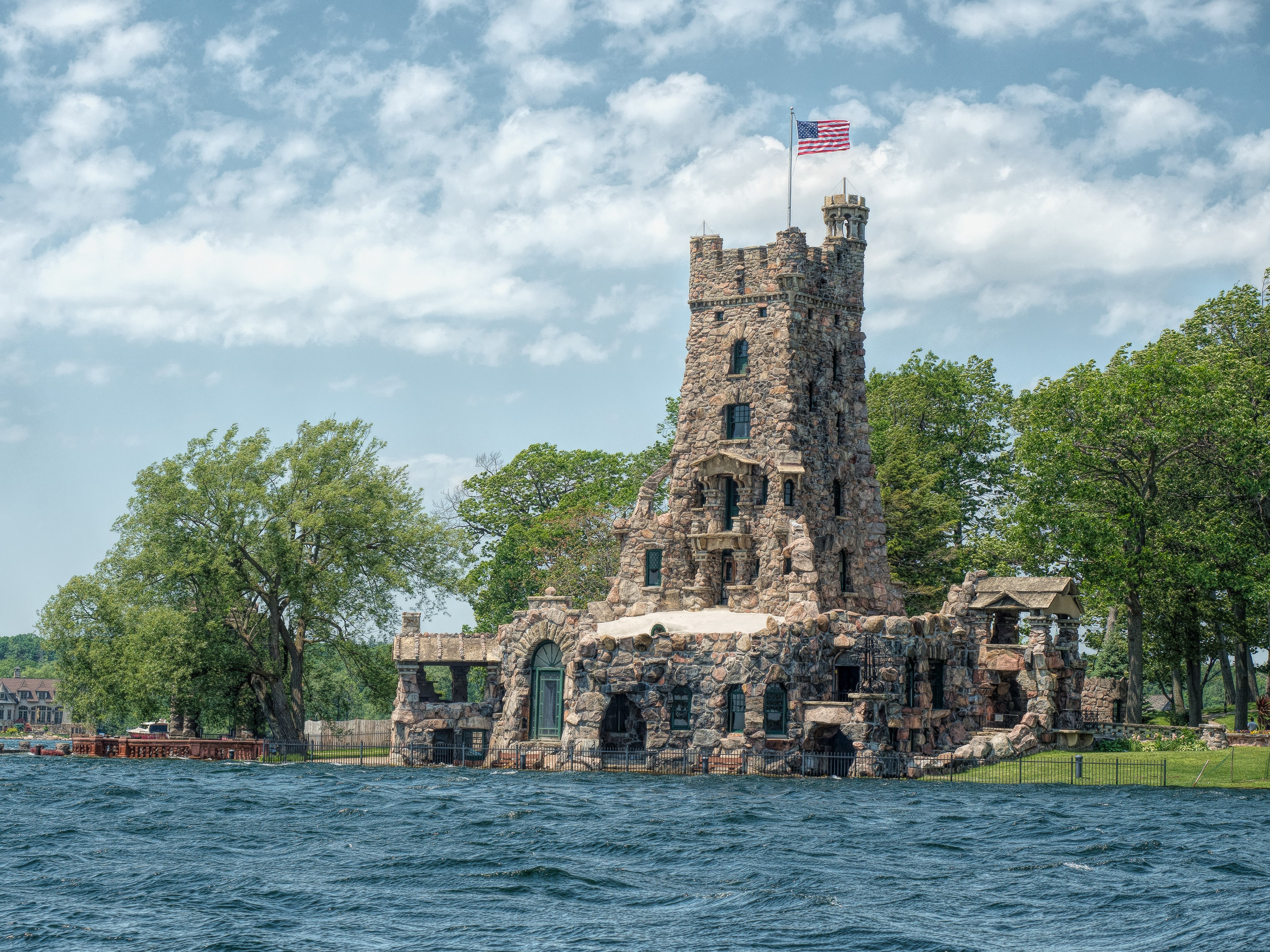 Boldt Castle on the St. Lawrence River, Thousand Islands, USA HD Wallpaper