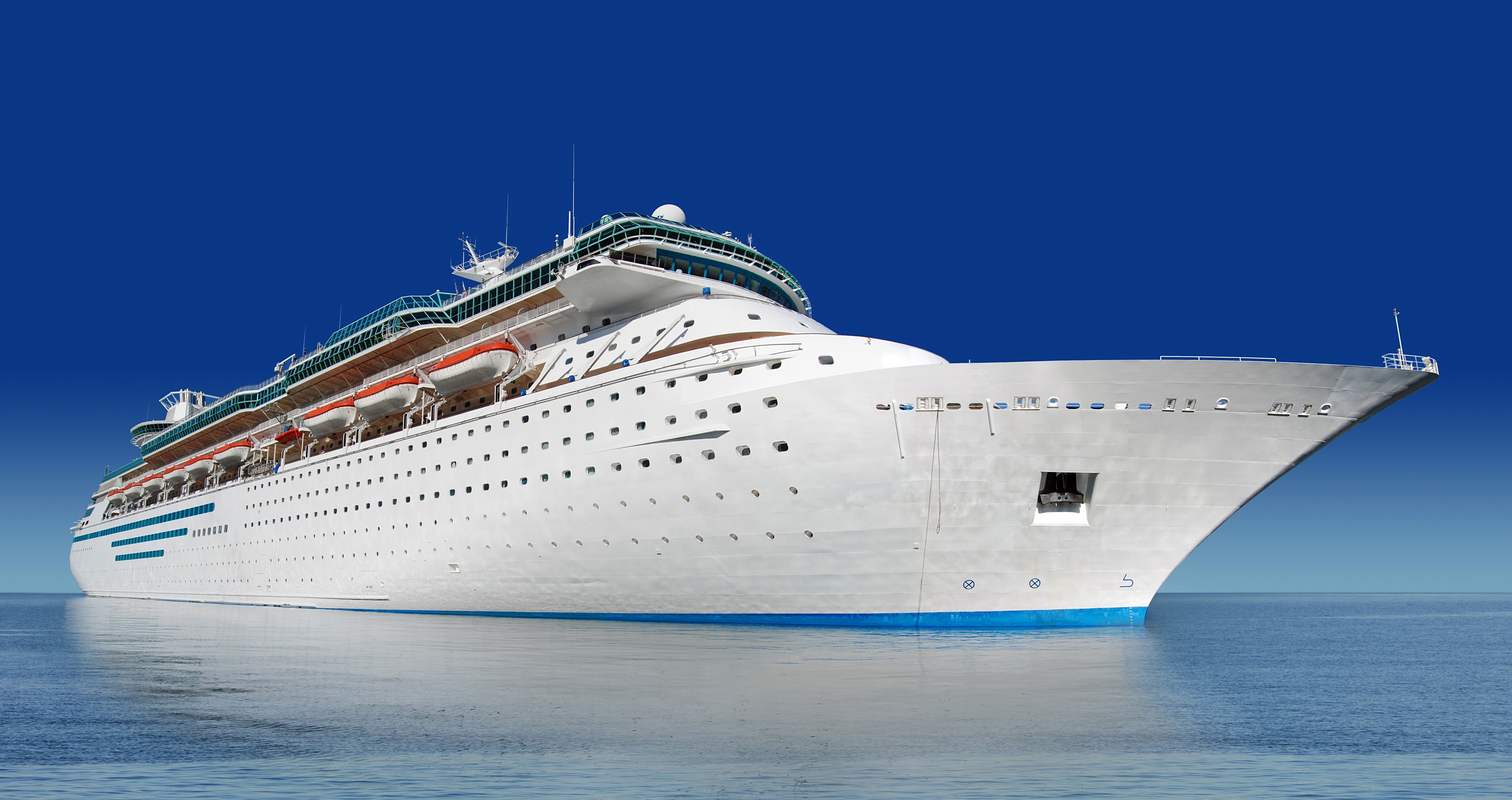 Cruise liner on the ocean HD Wallpaper