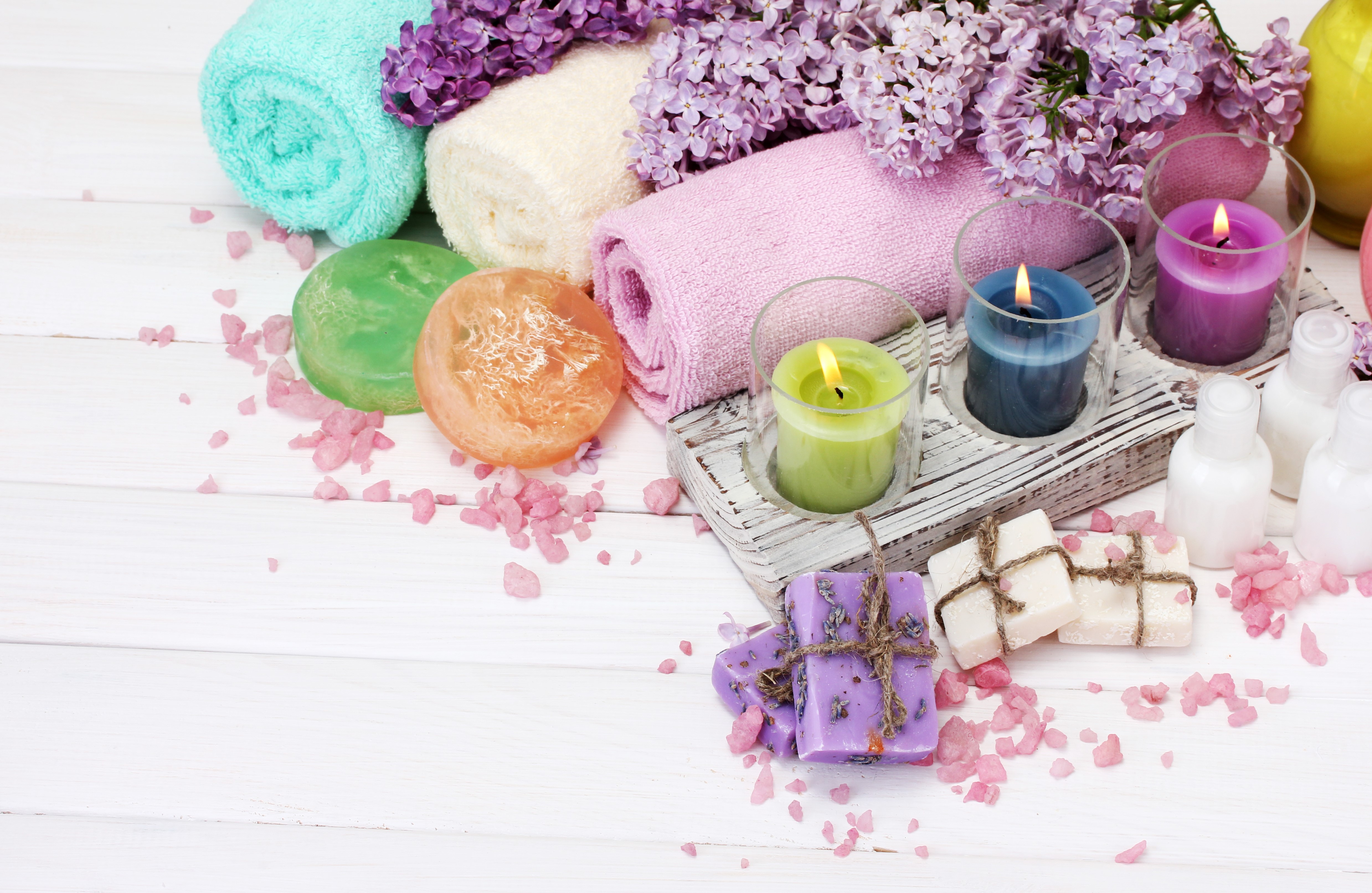 Spa items with towels and candles HD Wallpaper