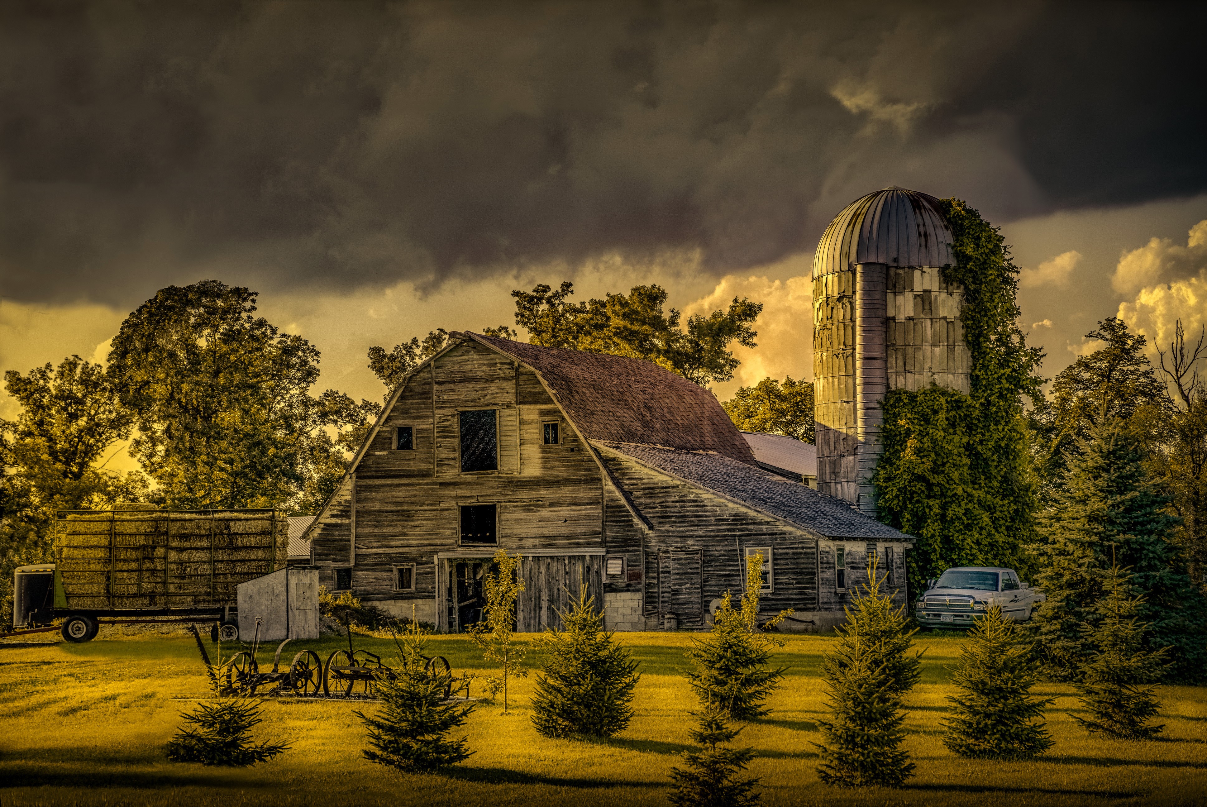 Barn and Silo in Otter Tail Minnesota at Evening HD Wallpaper