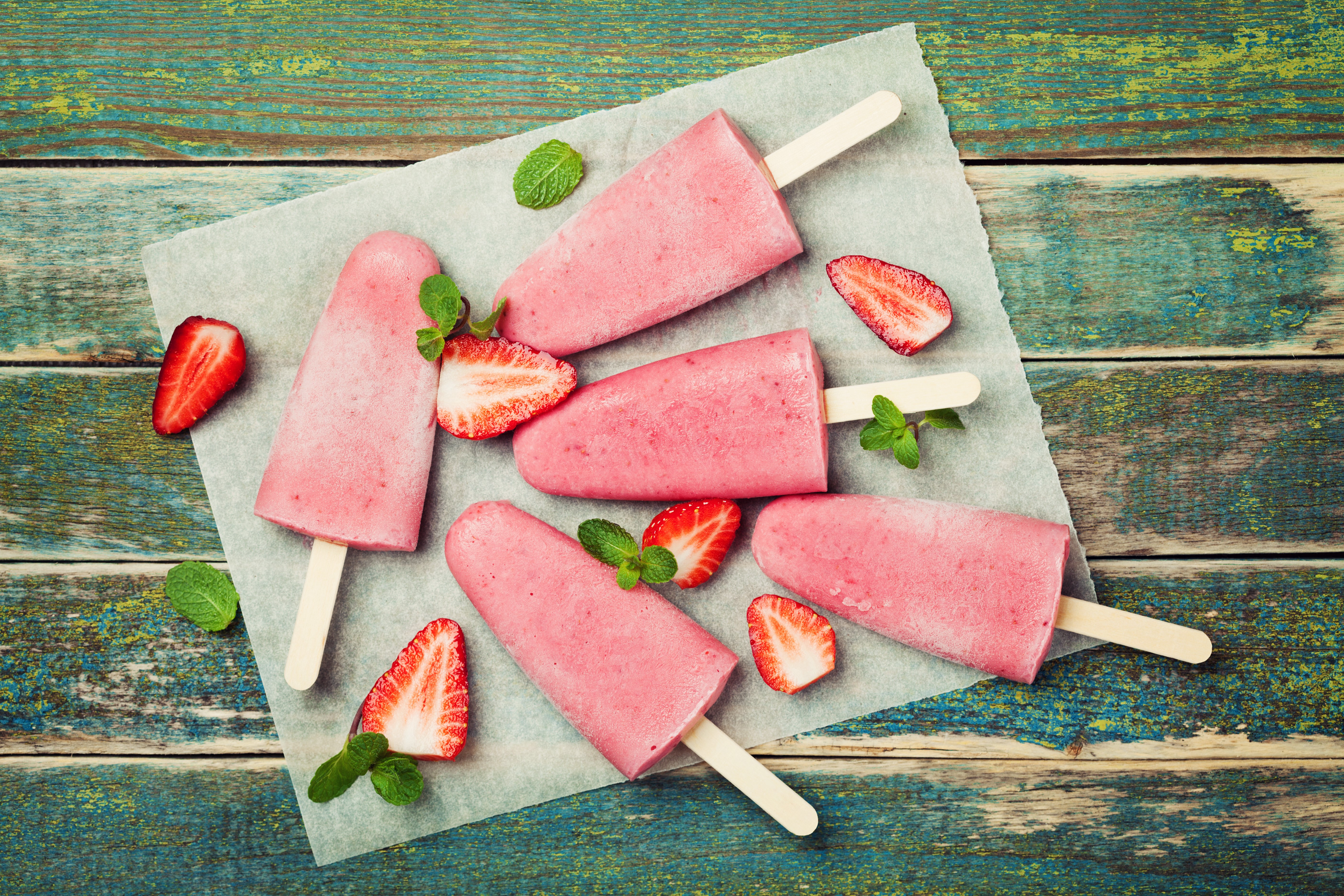 Strawberry ice pops with mint and strawberries HD Wallpaper