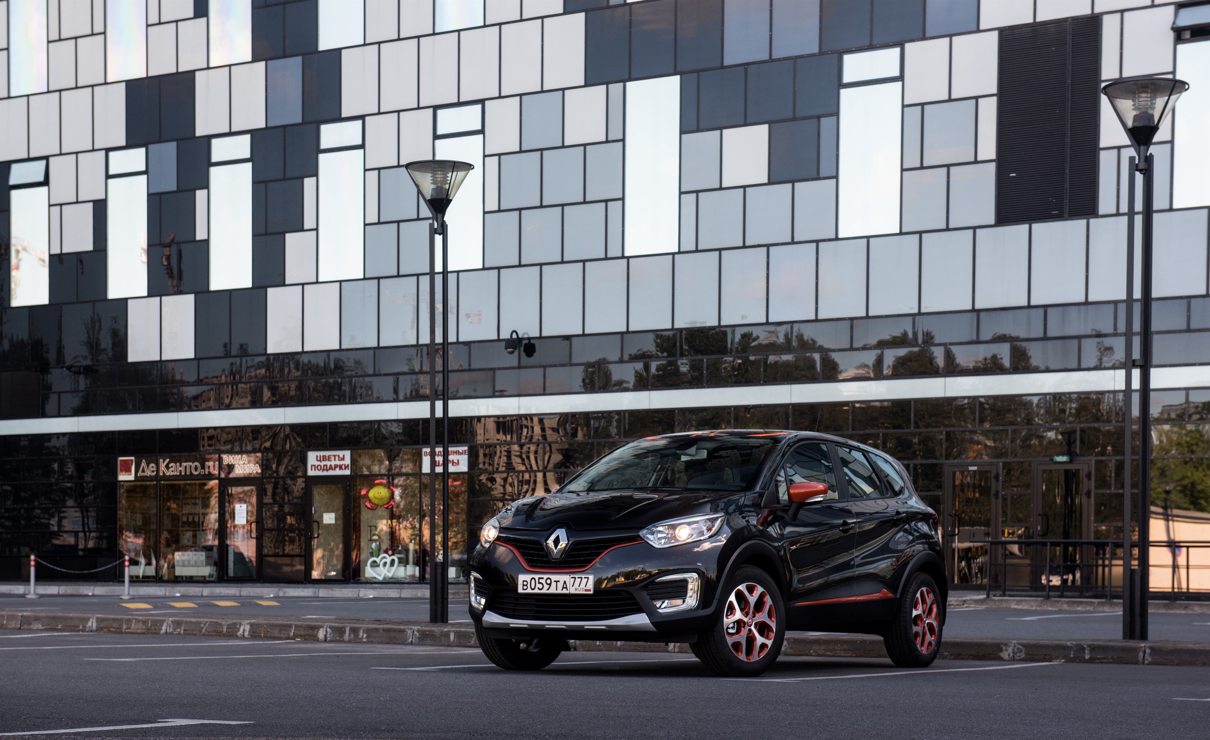 Black Renault Kaptur parked in front of a modern building HD Wallpaper
