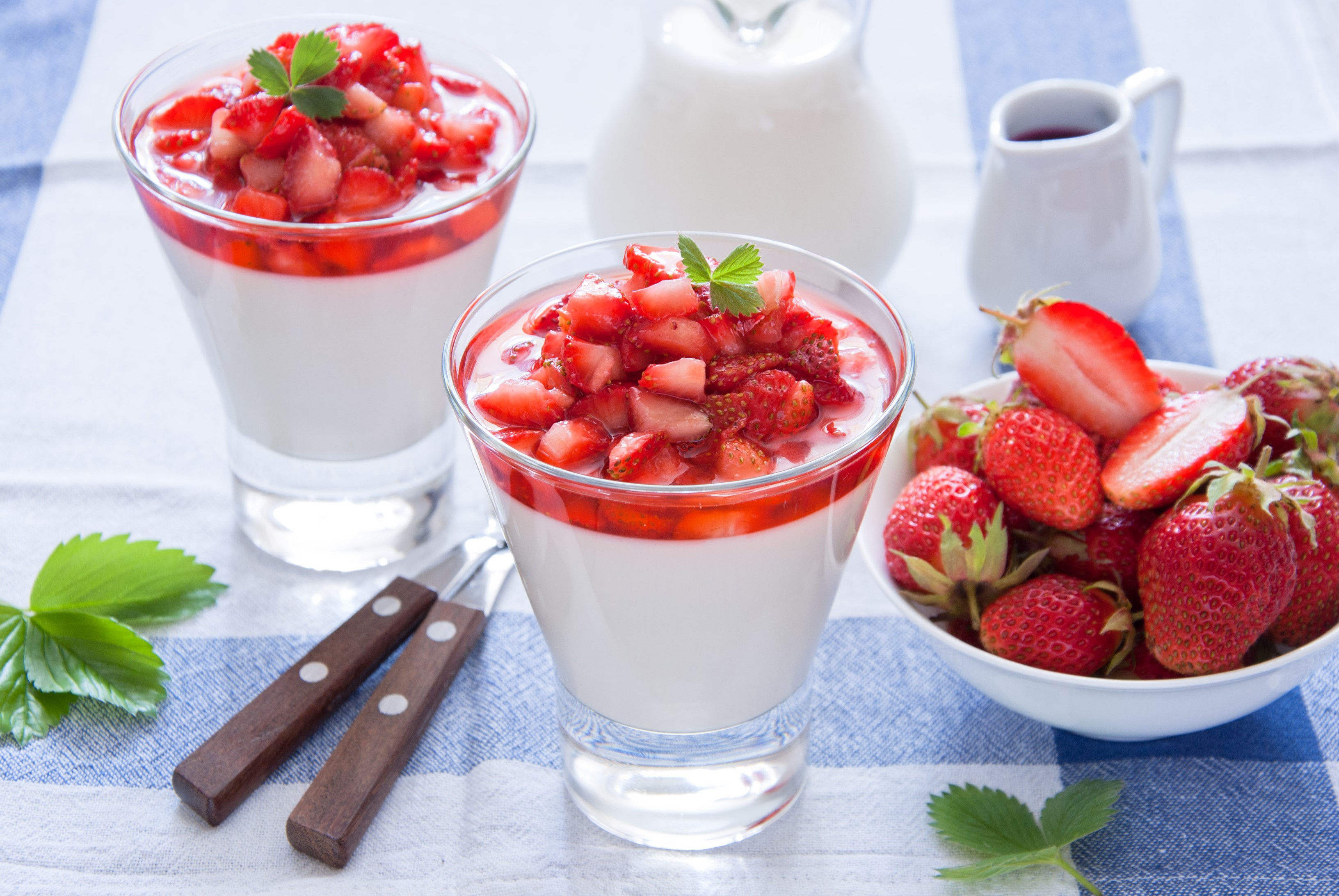 Strawberry Panna Cotta Desserts with Fresh Strawberries HD Wallpaper