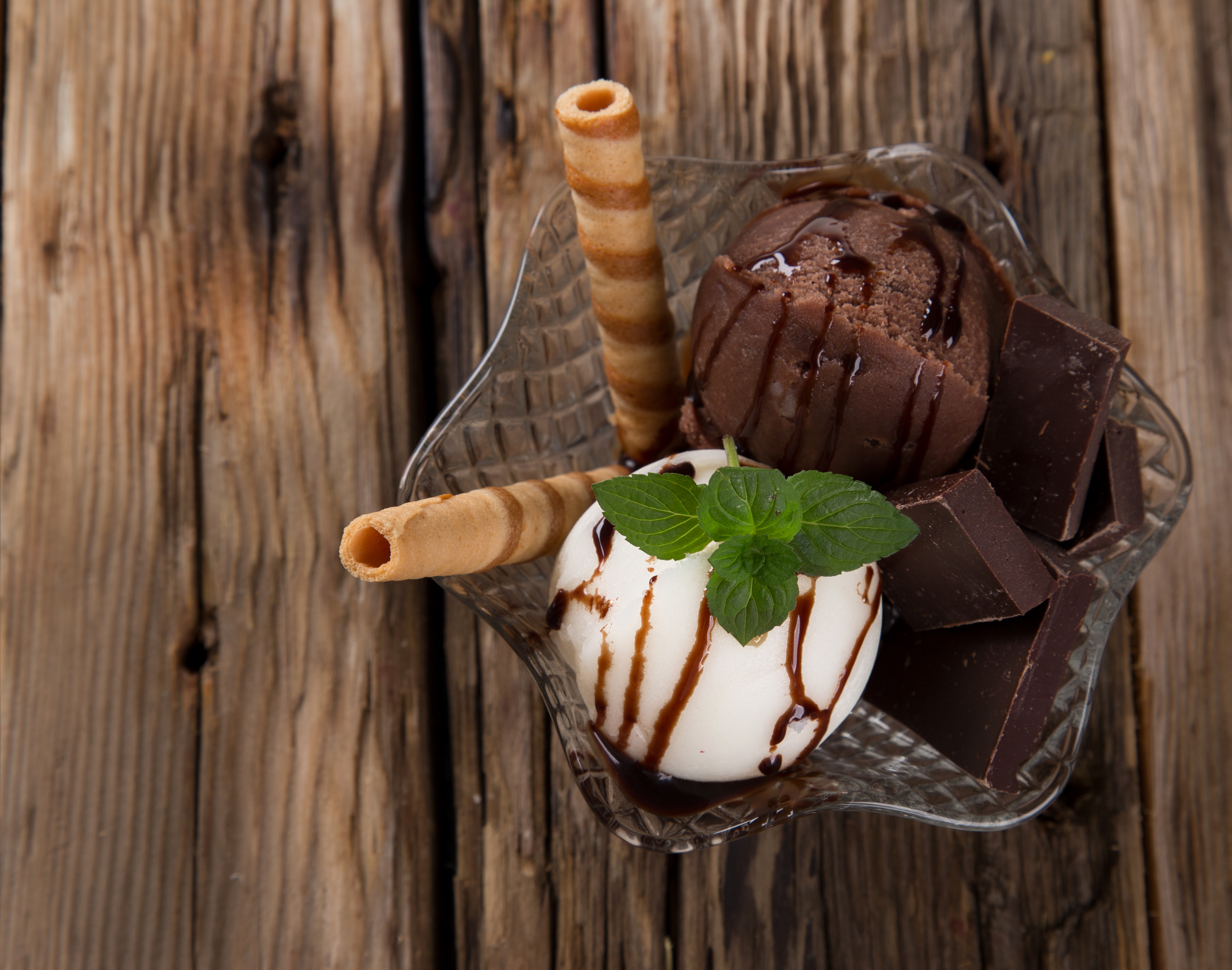Chocolate and vanilla ice cream with chocolate chunks and wafer rolls HD Wallpaper