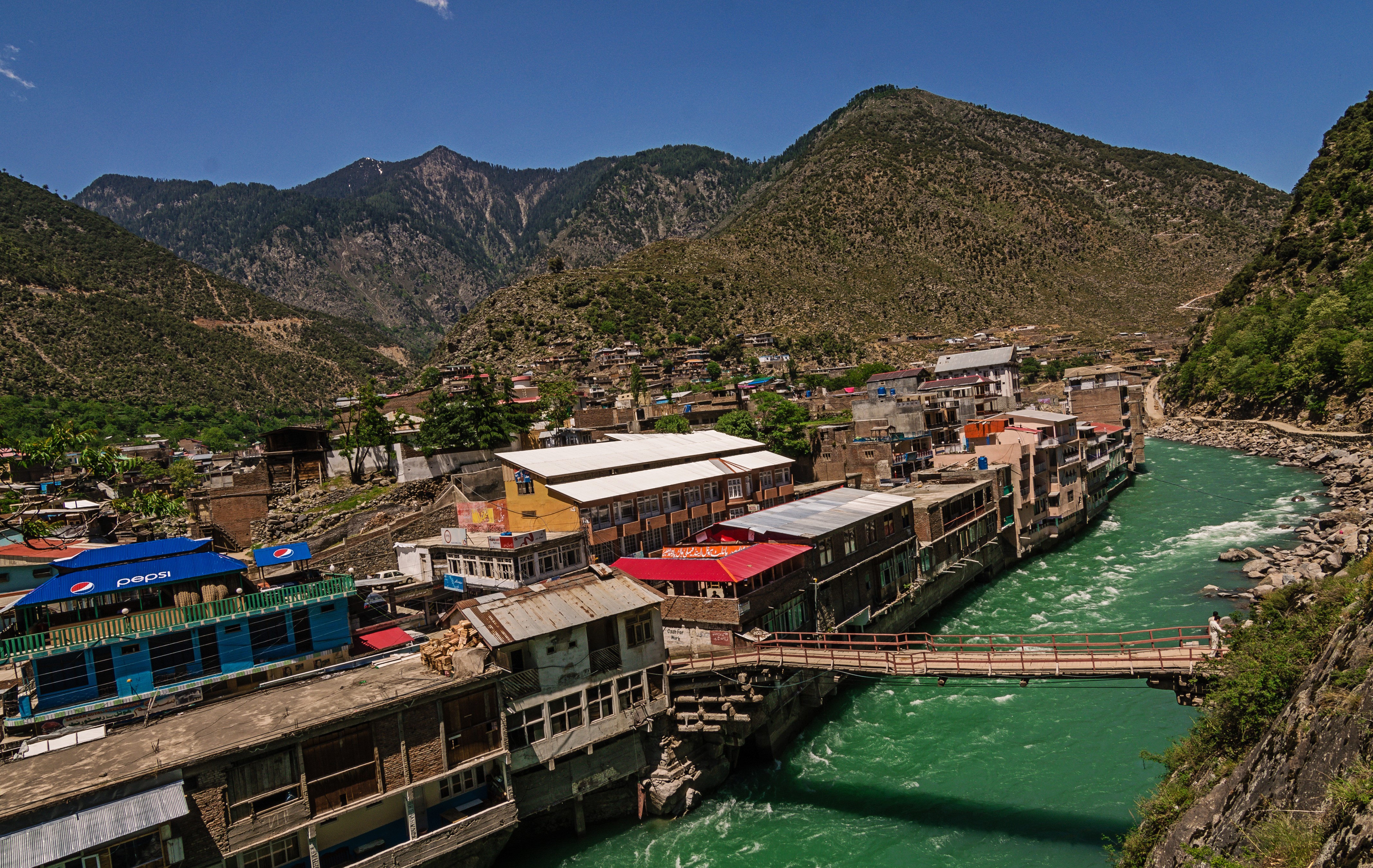 Houses and bridges over a river in Bahrain, Pakistan HD Wallpaper