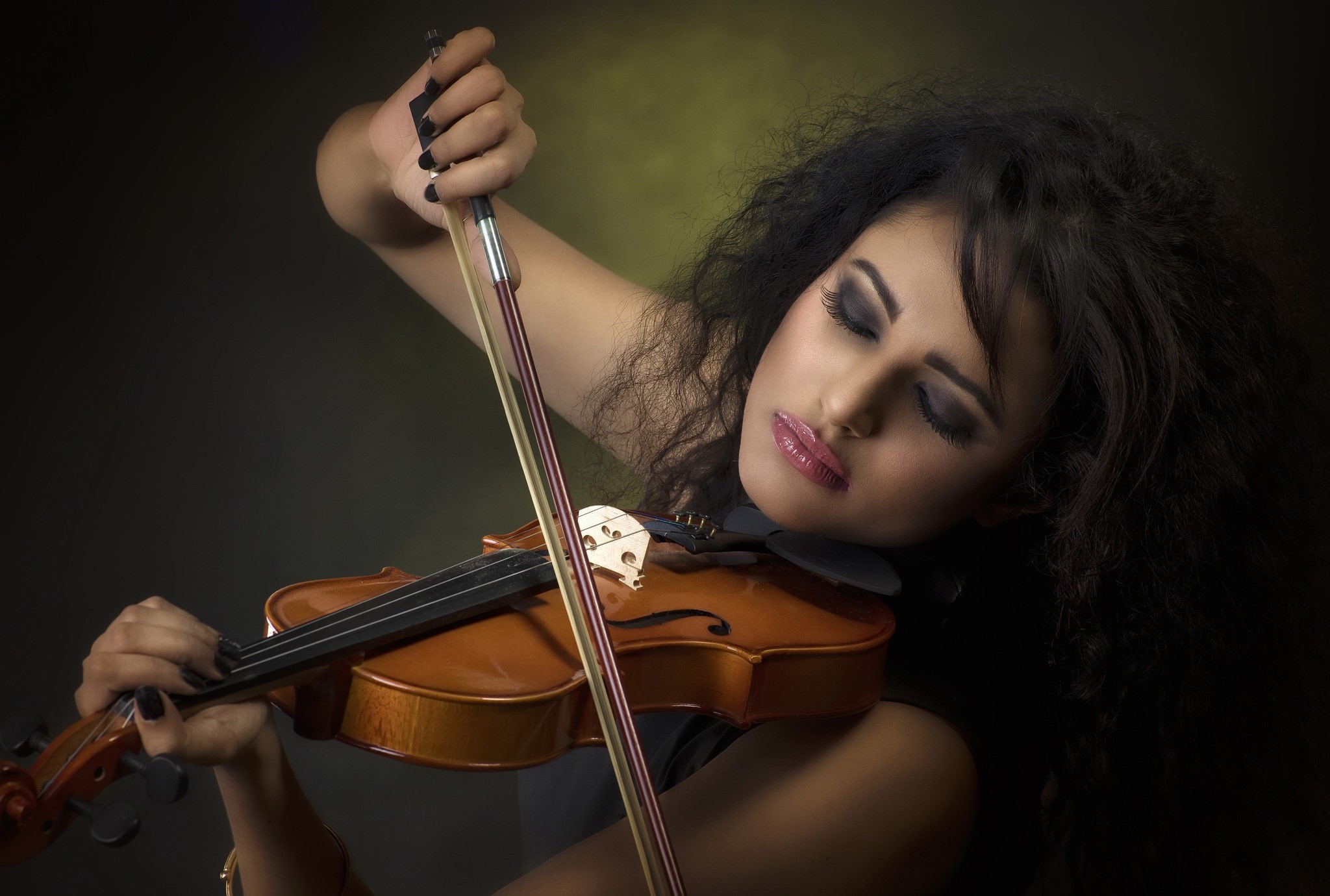 Woman playing the violin HD Wallpaper
