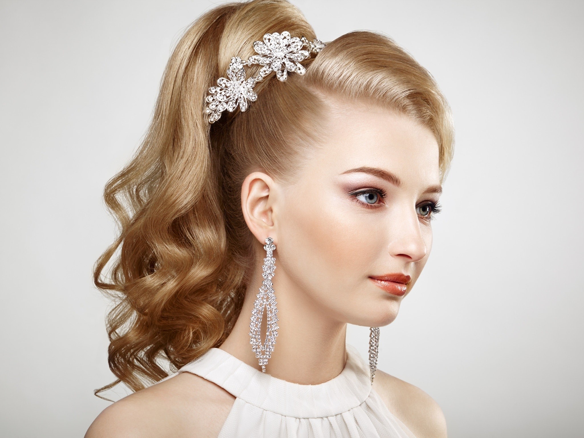 Woman with blonde ponytail and diamond earrings HD Wallpaper