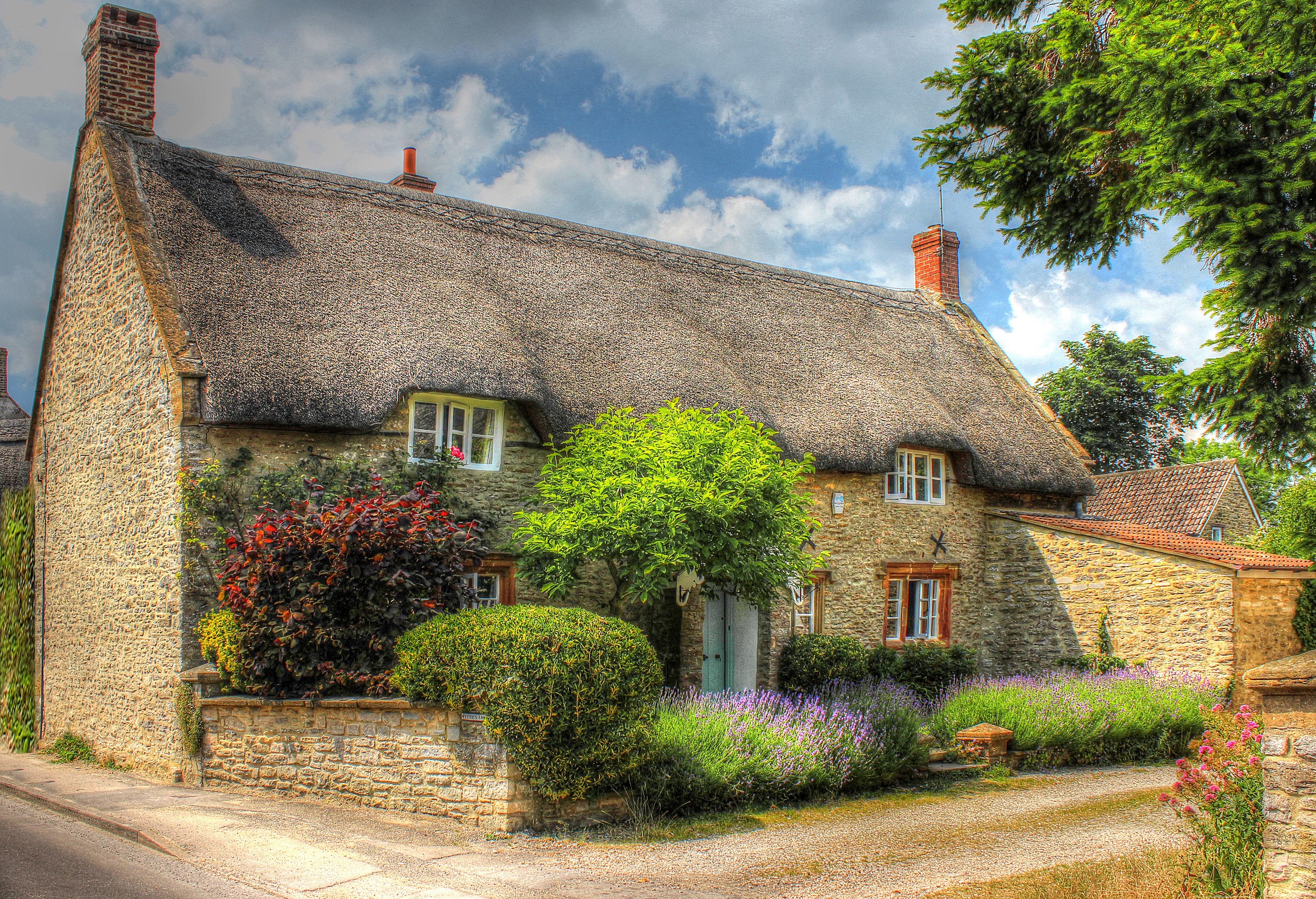 Thatched cottage in Yetminster, England with garden HD Wallpaper