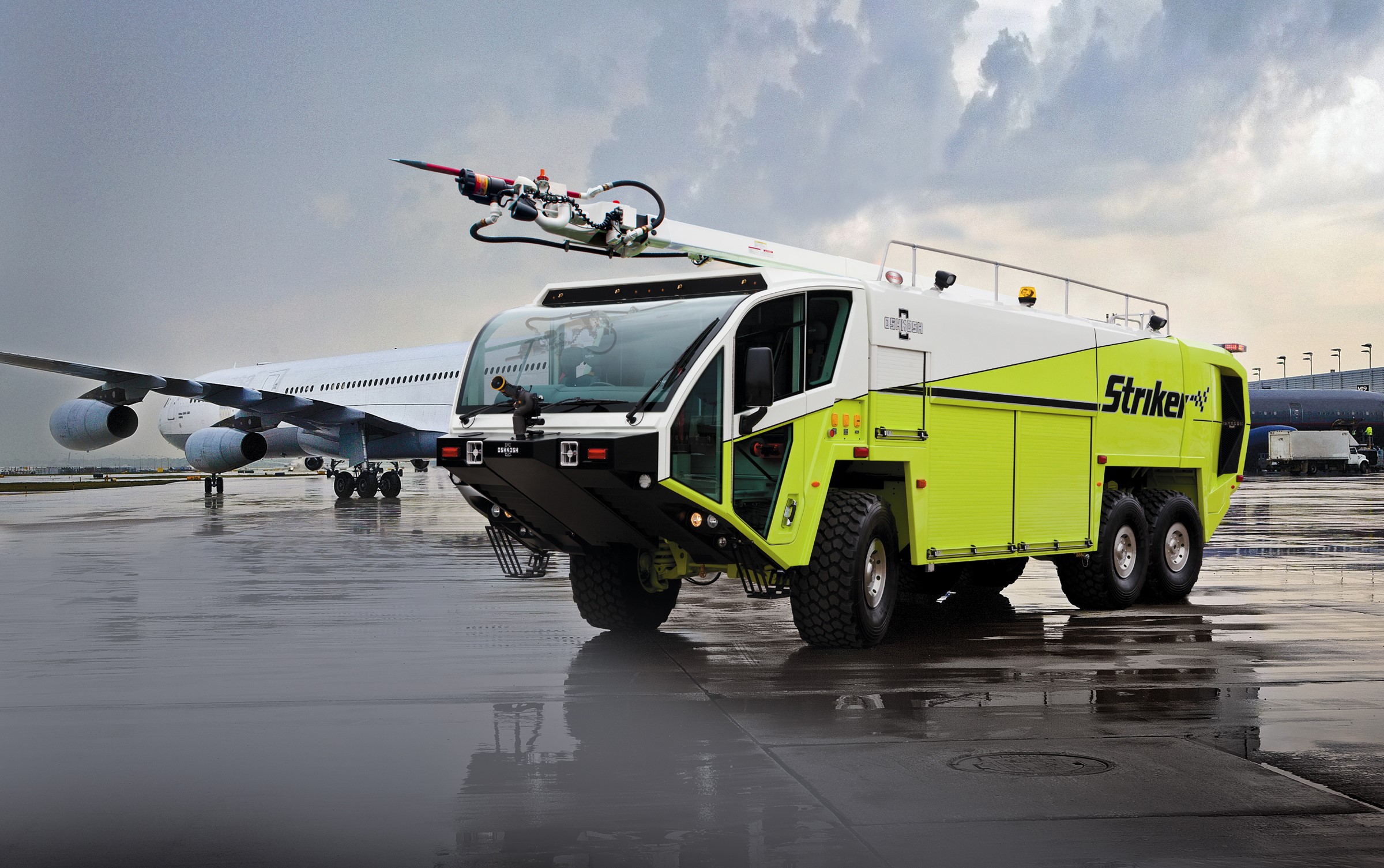 Oshkosh Striker 3000 fire engine at airport HD Wallpaper