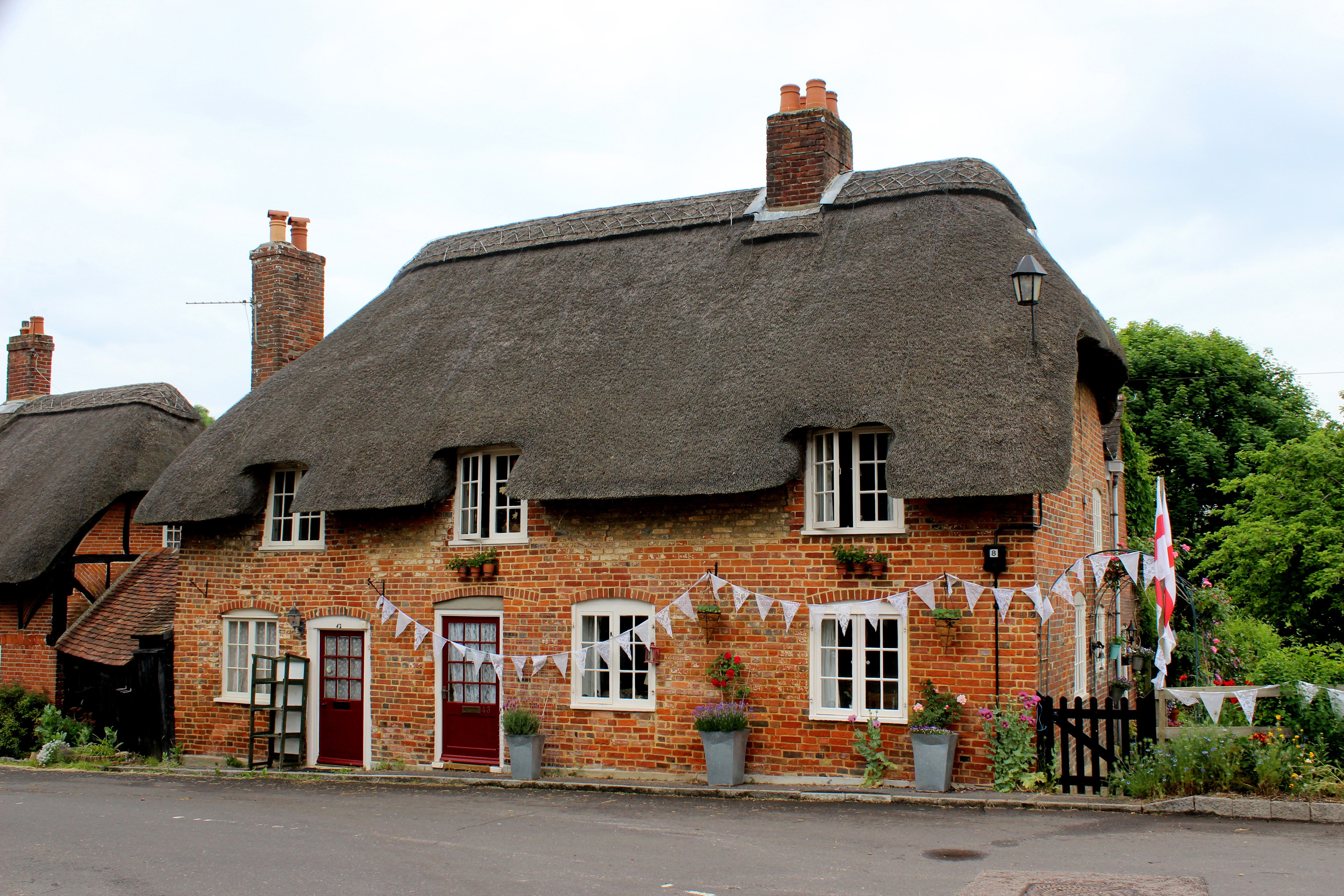 Thatched Cottages in Southwick, England HD Wallpaper