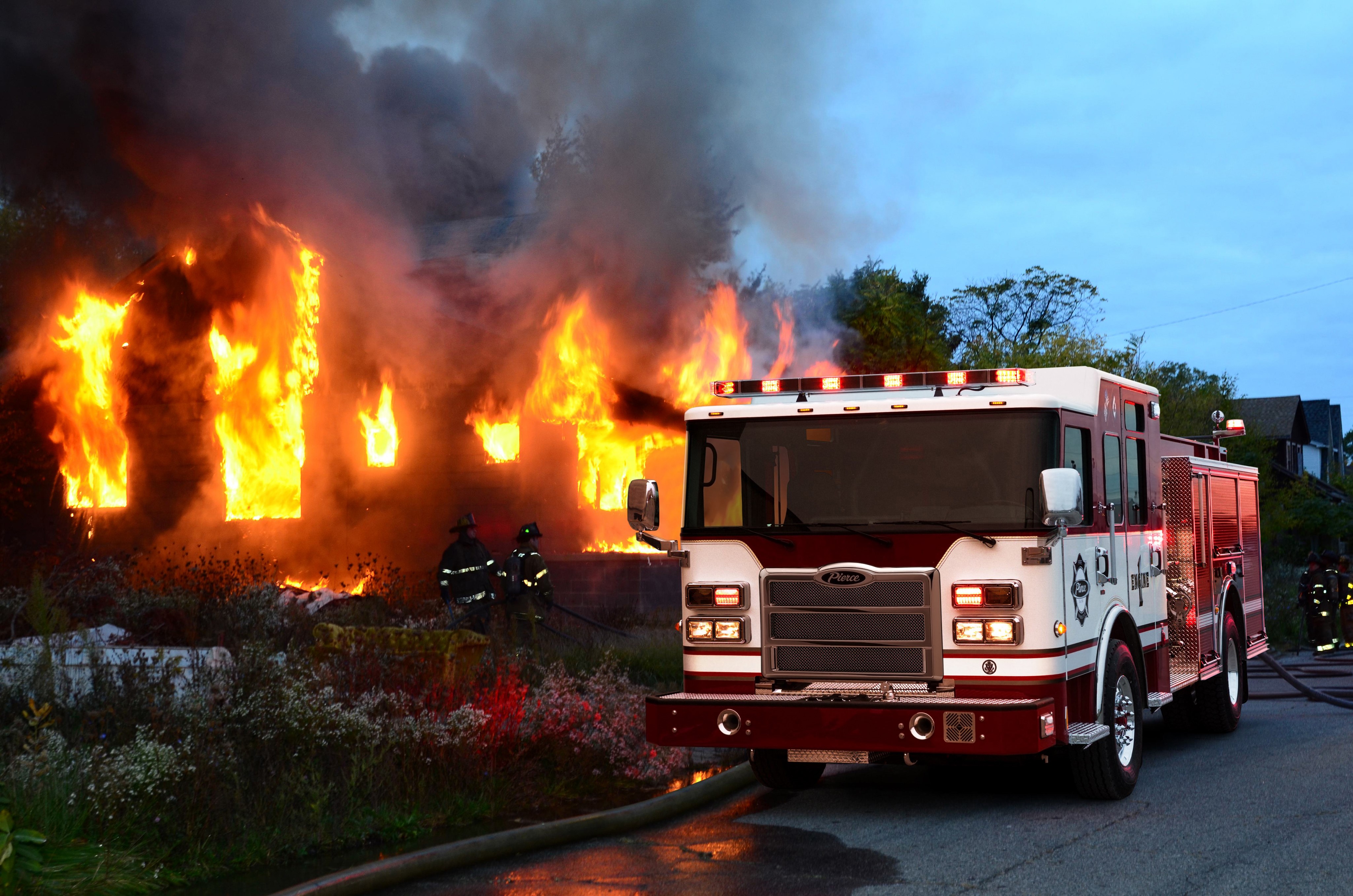 4K 2014-17 Pierce Enforcer Fire Engine at House Fire HD Wallpaper