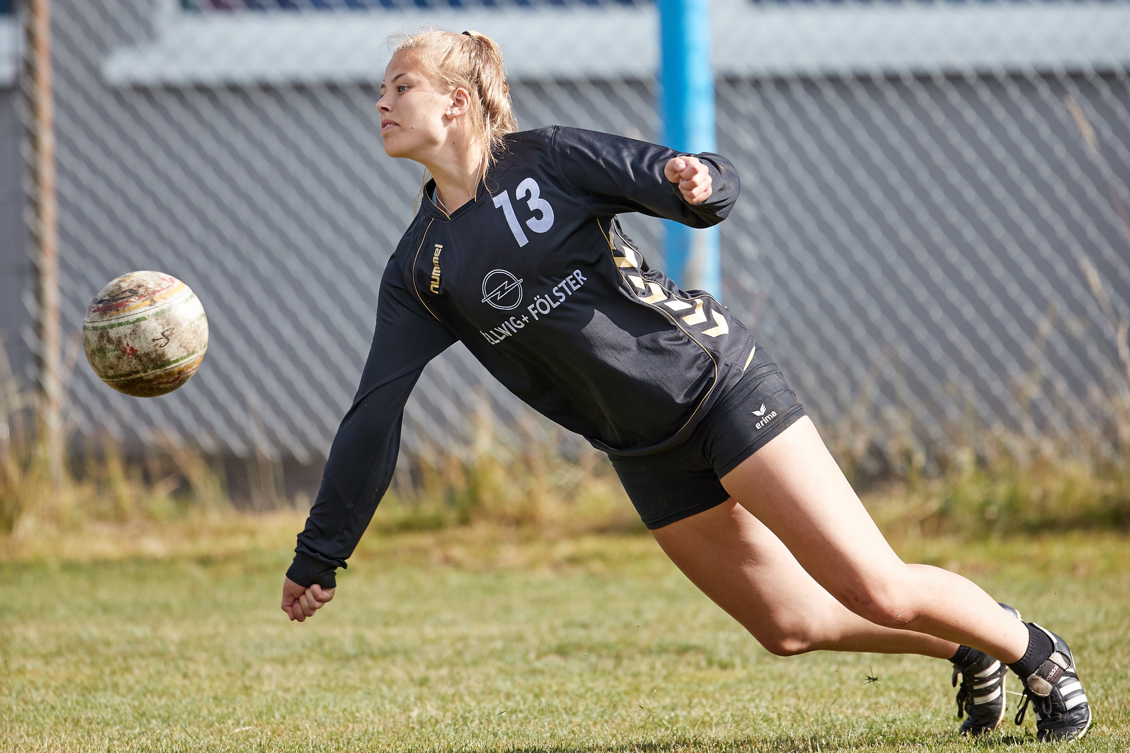Female athlete playing football HD Wallpaper