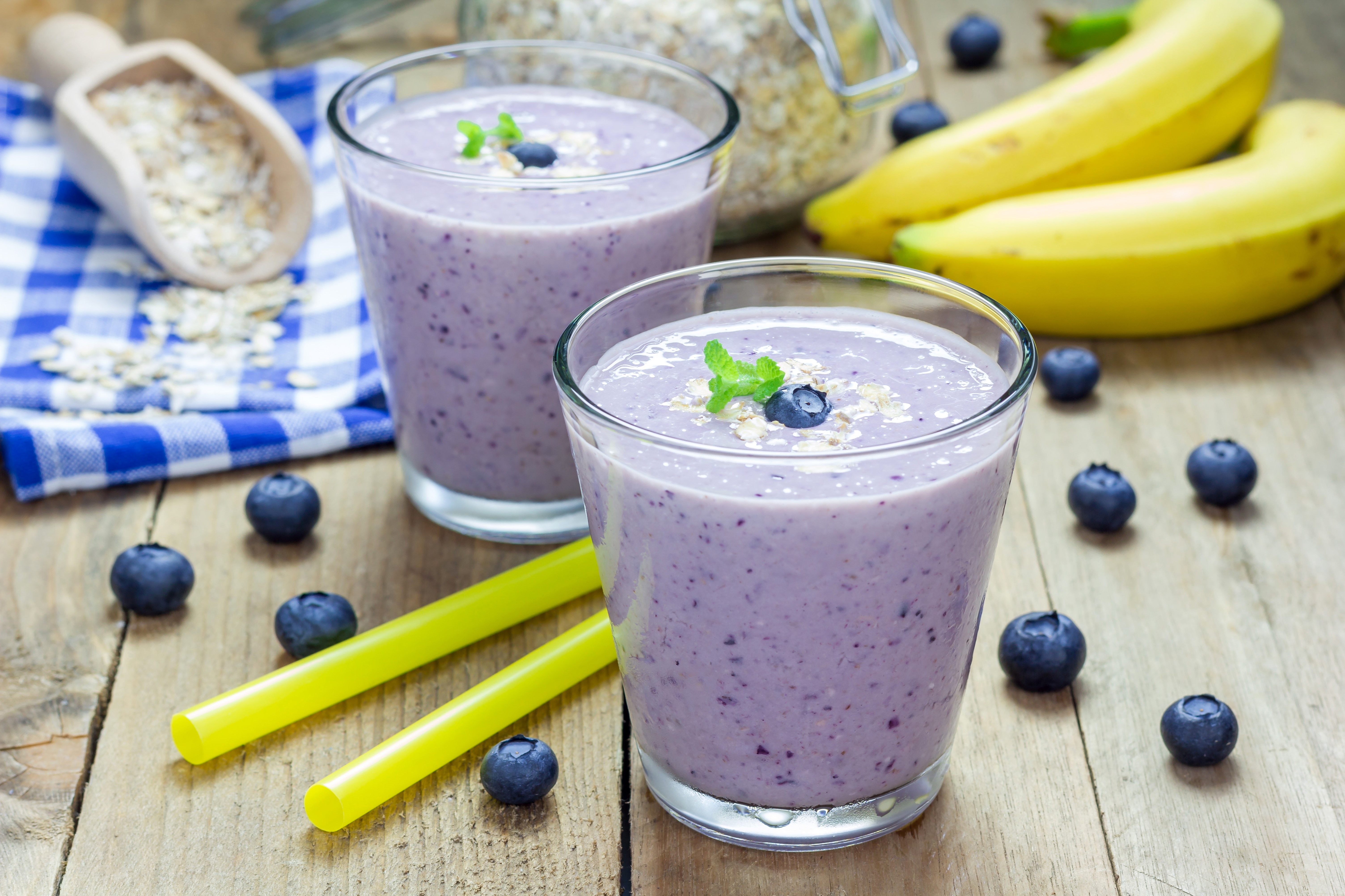 Blueberry smoothie with bananas and oats HD Wallpaper