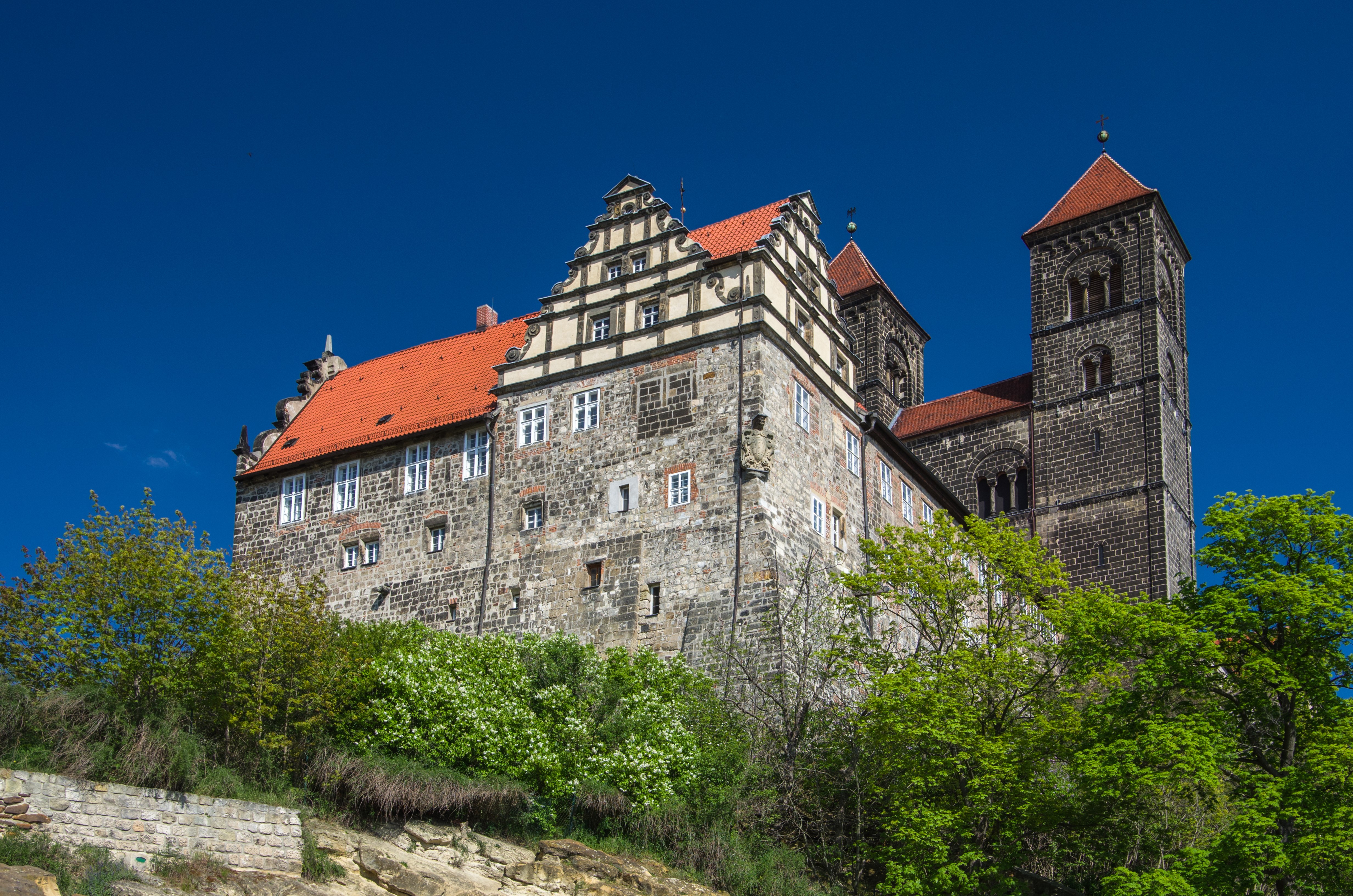 4K Quedlinburg Monastery with Timbered Houses and Shrubs HD Wallpaper