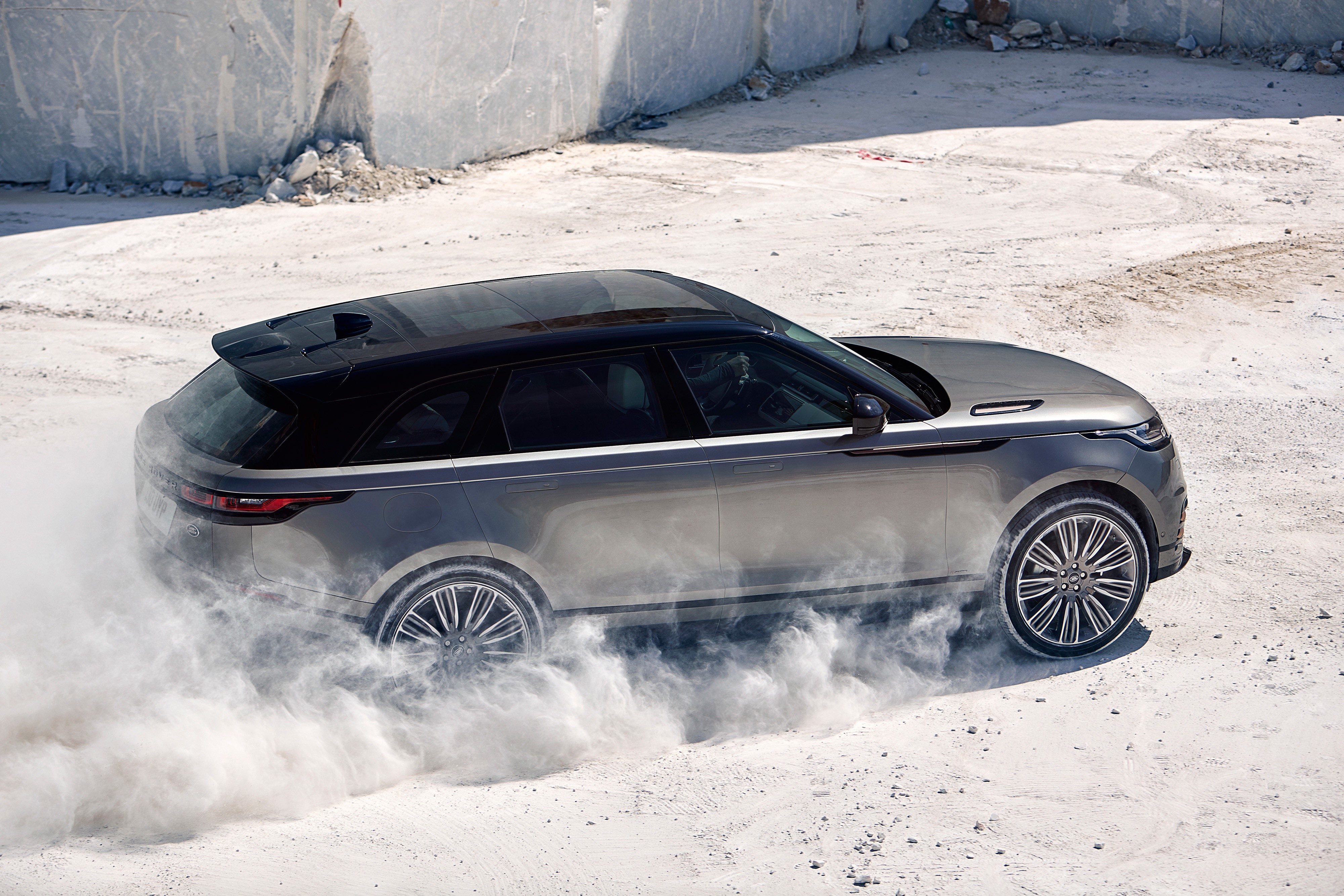 4K Land Rover Velar driving in dust HD Wallpaper