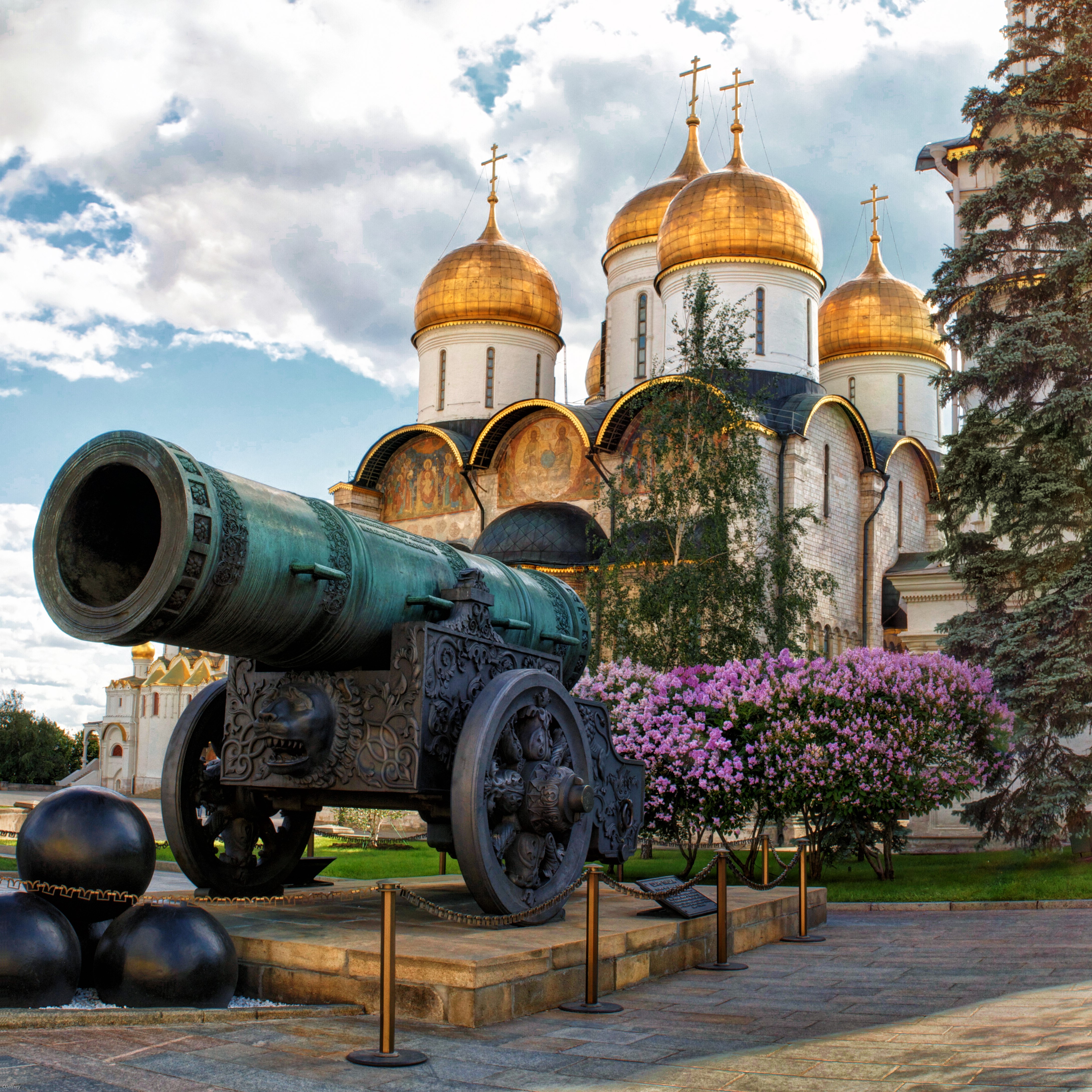 Tsar Cannon and Dormition Cathedral, Moscow, Russia HD Wallpaper