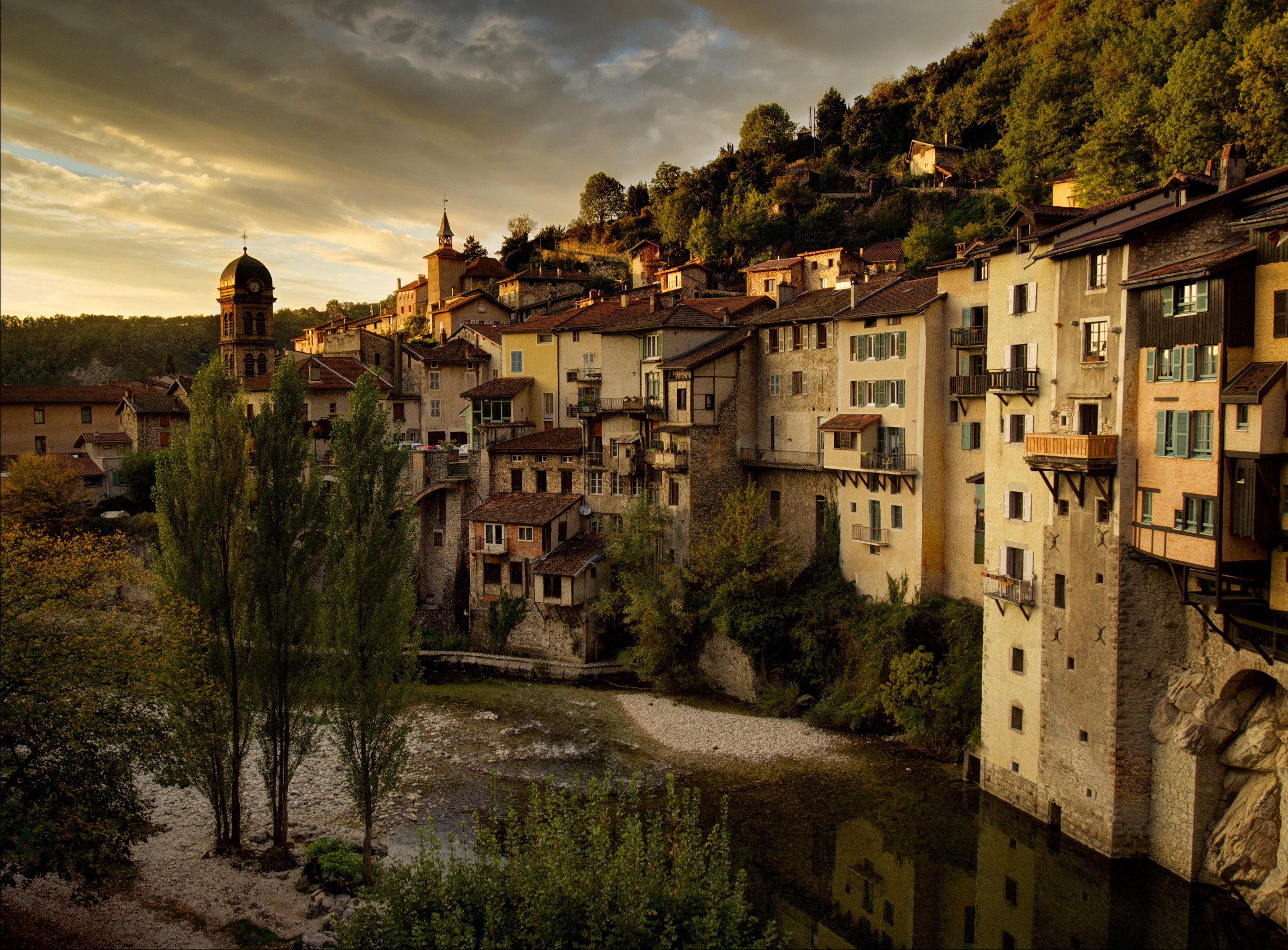 Pont-en-Royans, France, houses on a hill by a river at dusk HD Wallpaper