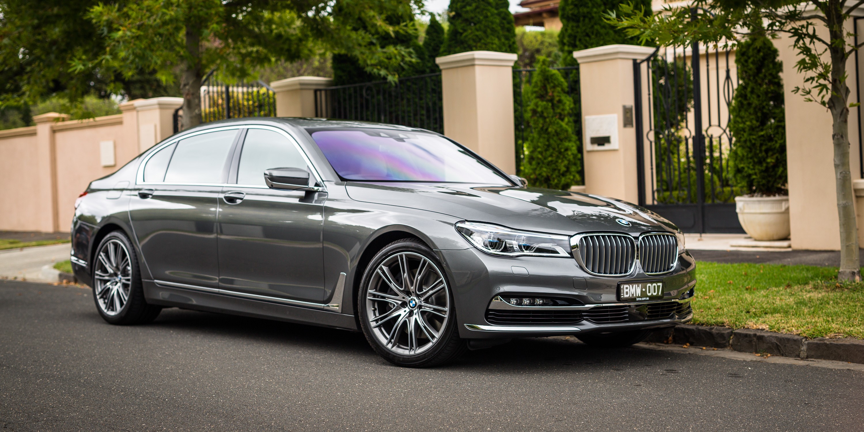 Grey BMW 7-Series Sedan HD Wallpaper