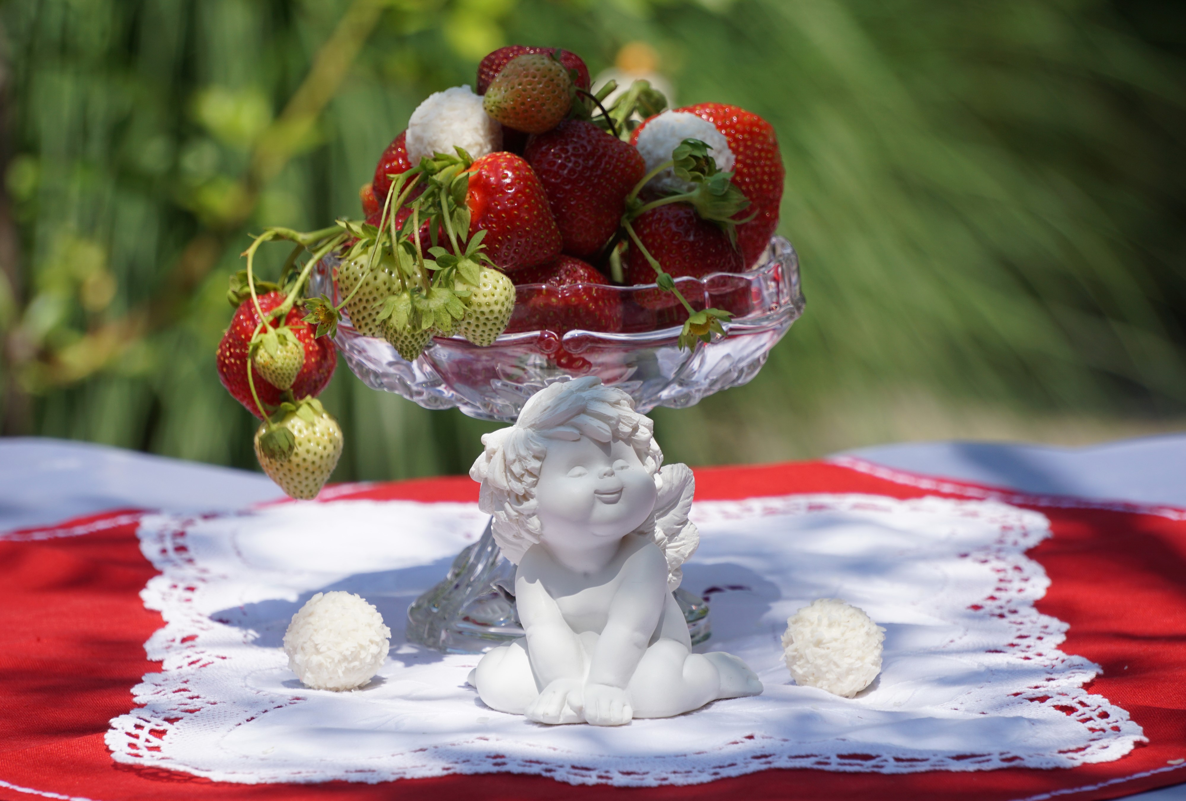 Strawberries and Angel figurine HD Wallpaper