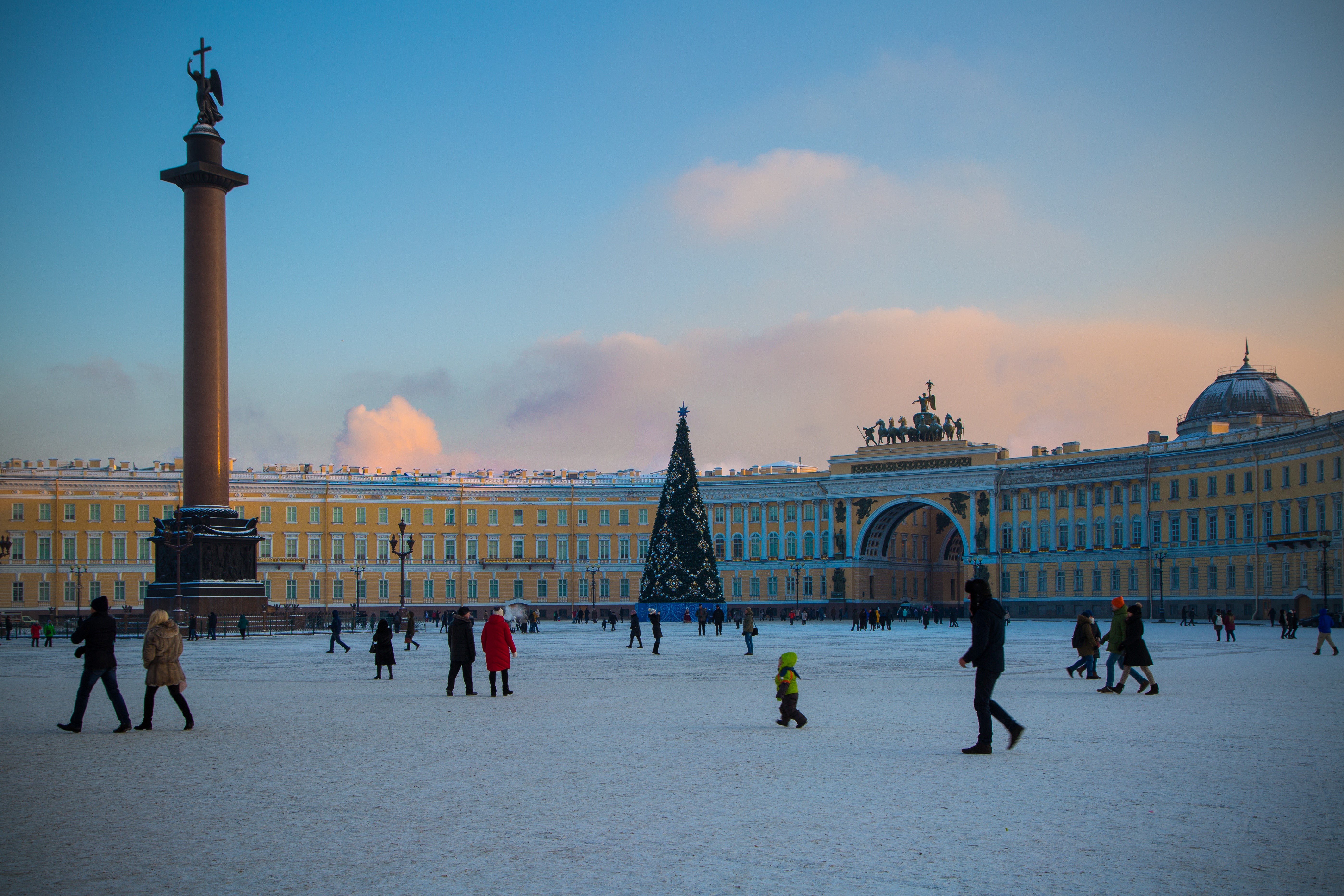 Palace Square, St. Petersburg, Russia with Christmas Tree HD Wallpaper
