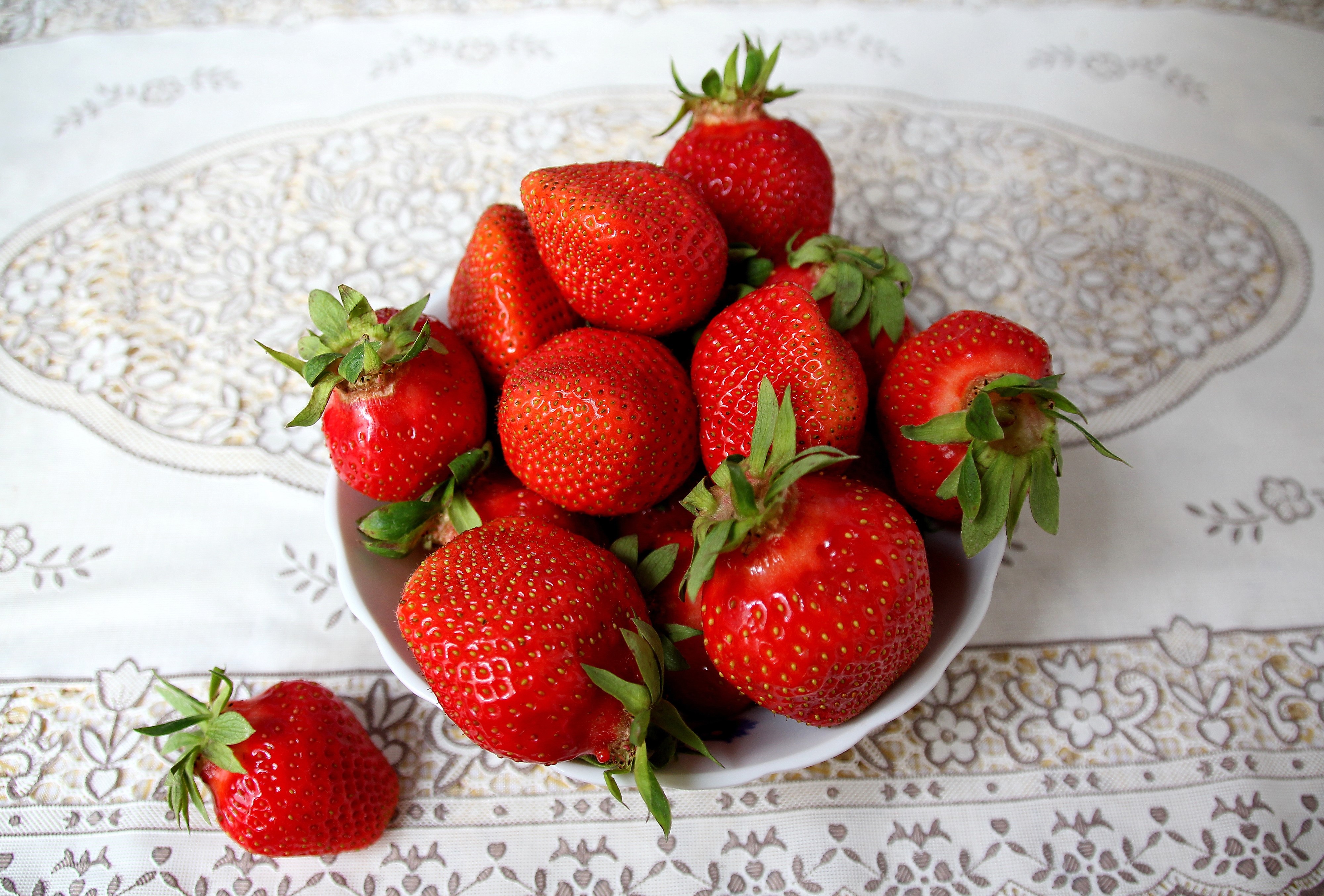 Strawberries in a bowl HD Wallpaper
