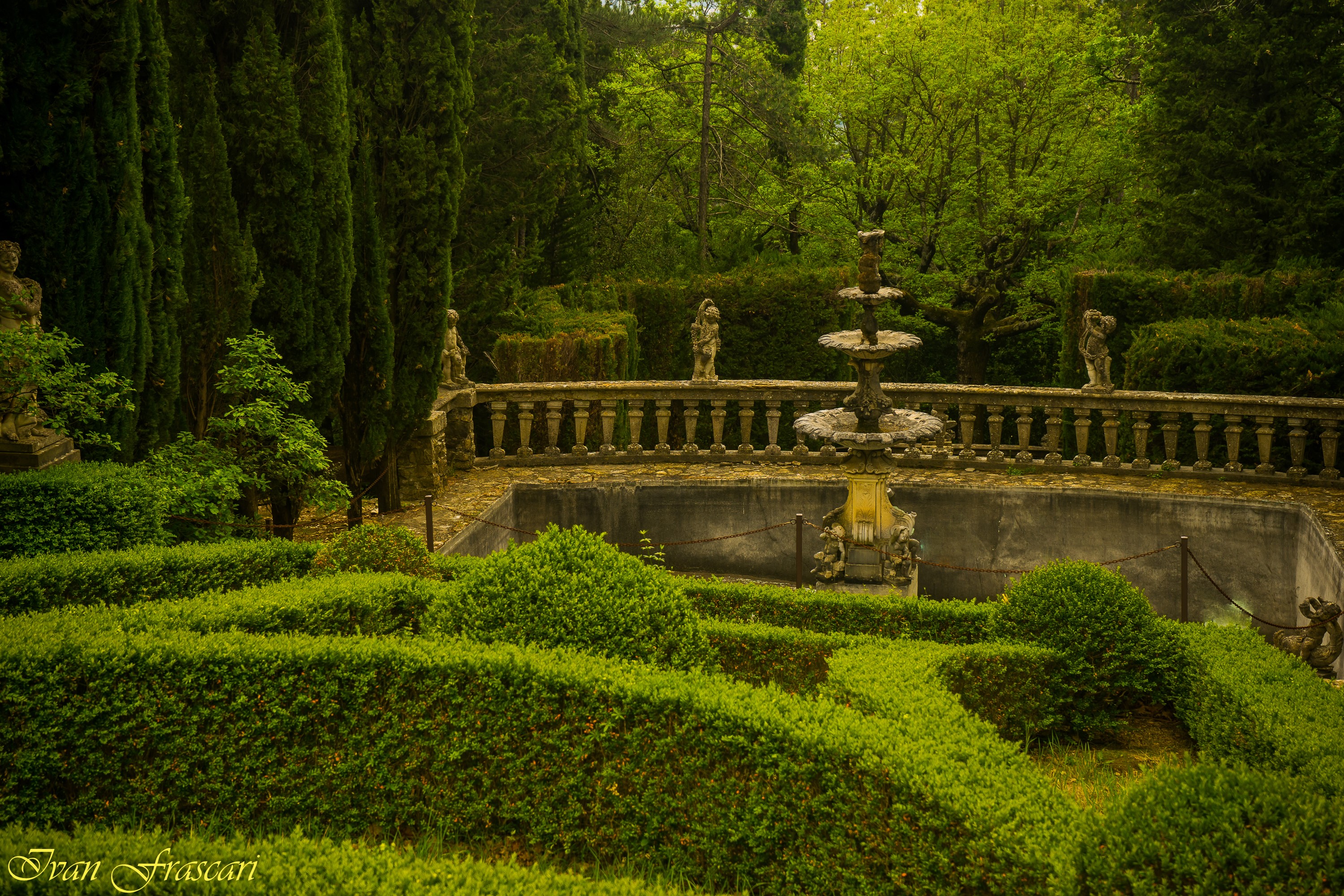 Villa Peyron Garden fountain and maze in Tuscany HD Wallpaper