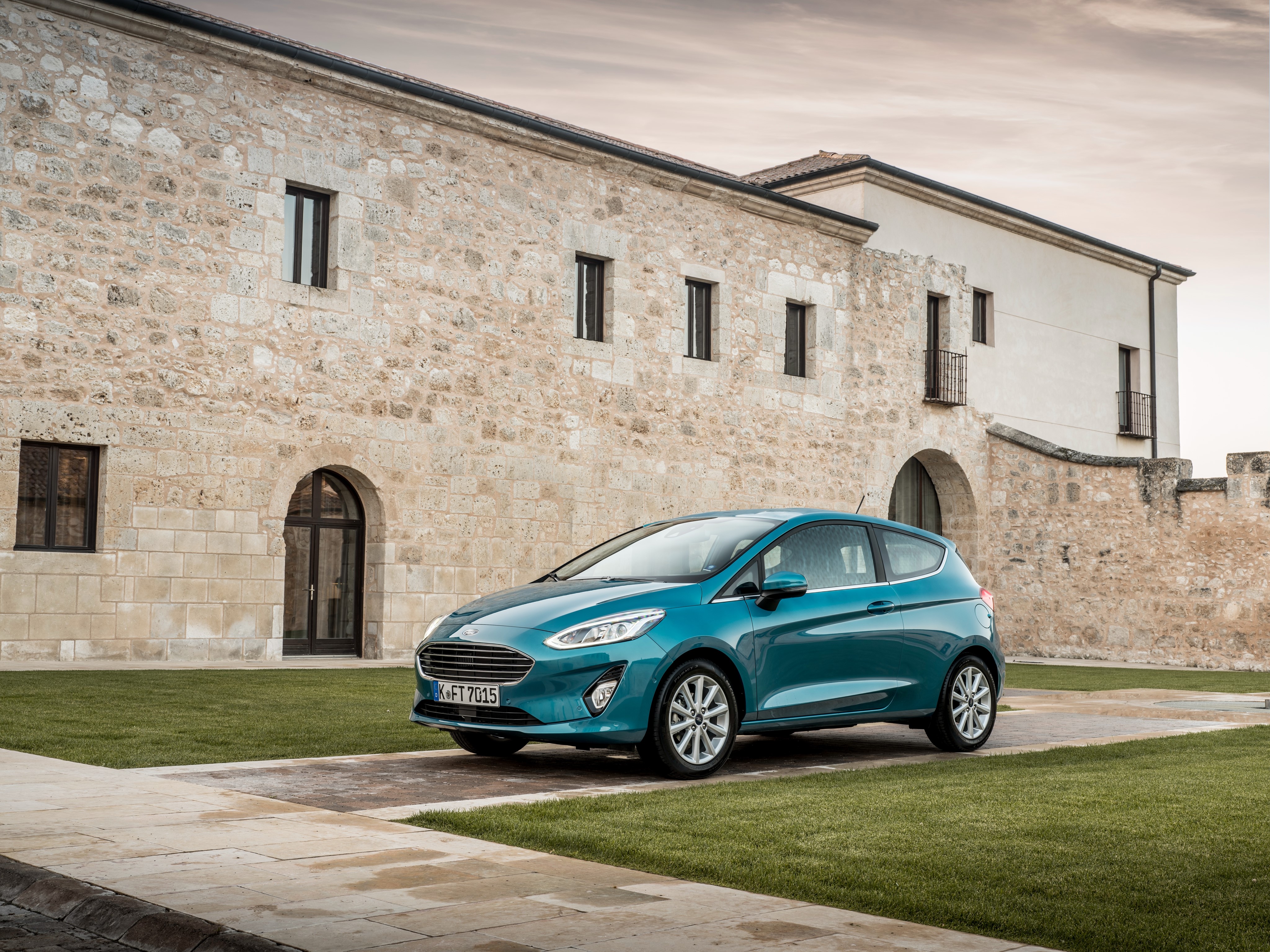 Ford Fiesta Titanium 3-door in front of stone building HD Wallpaper