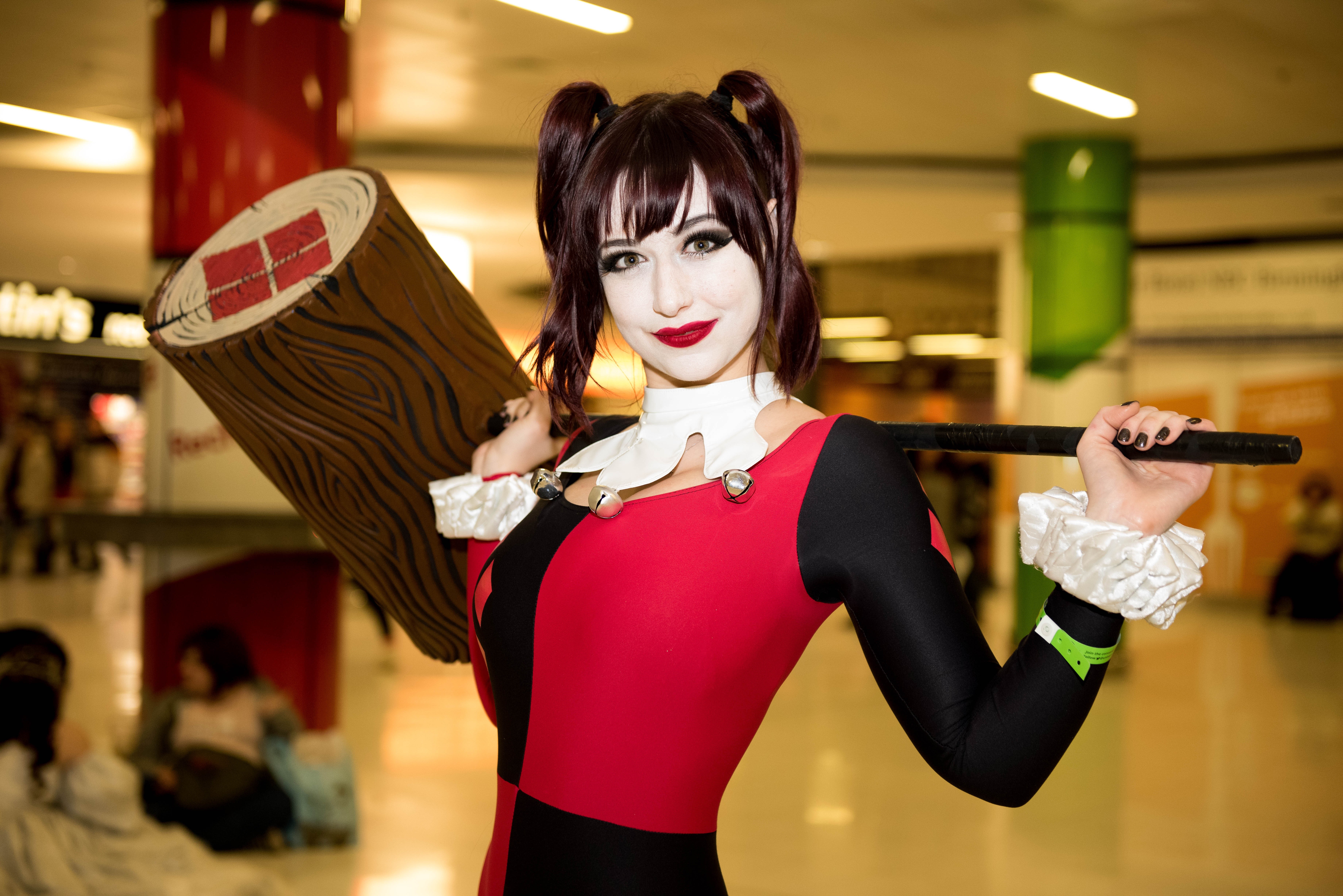 Harley Quinn Cosplayer with War Hammer HD Wallpaper