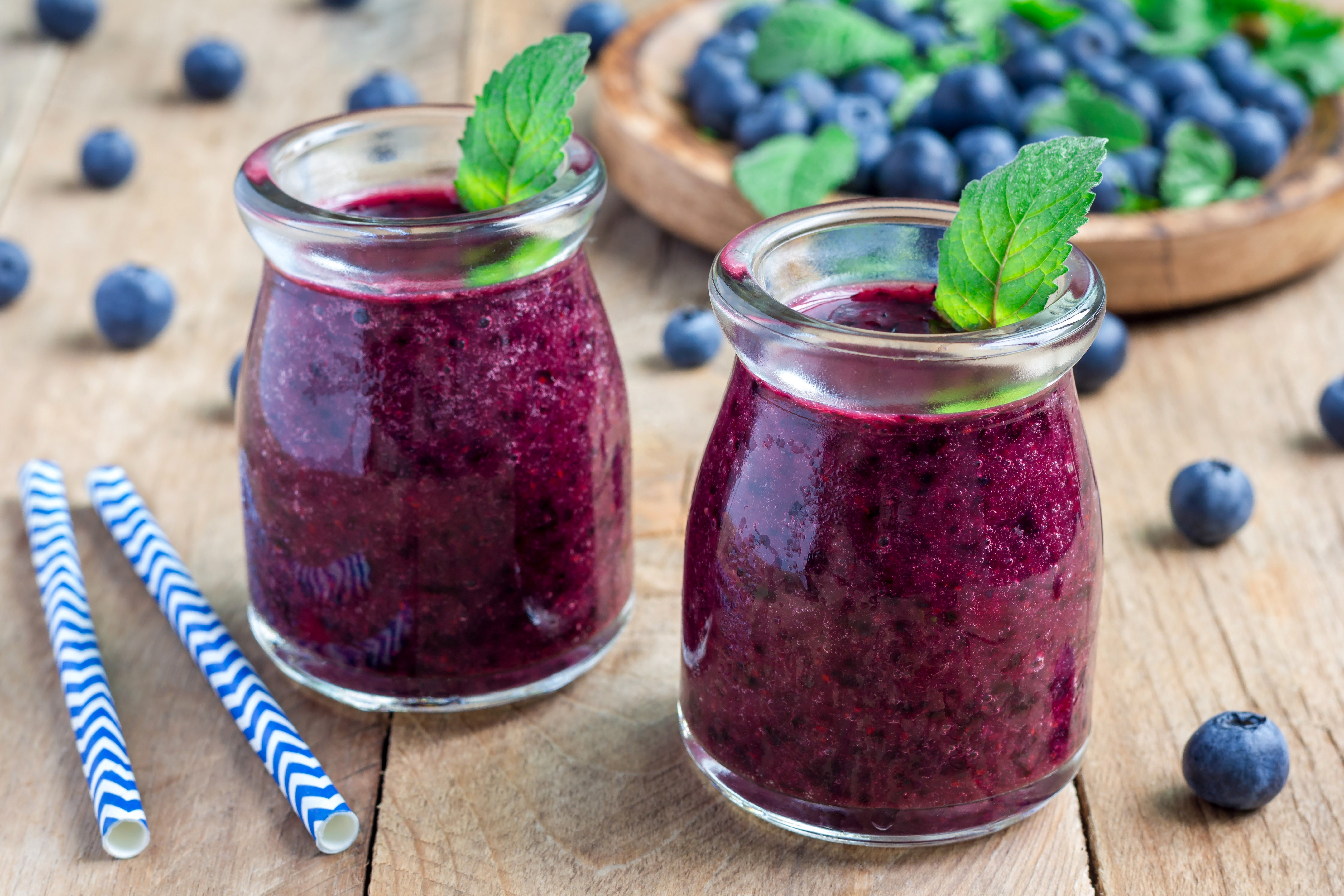 Two blueberry smoothies with mint and blueberries HD Wallpaper