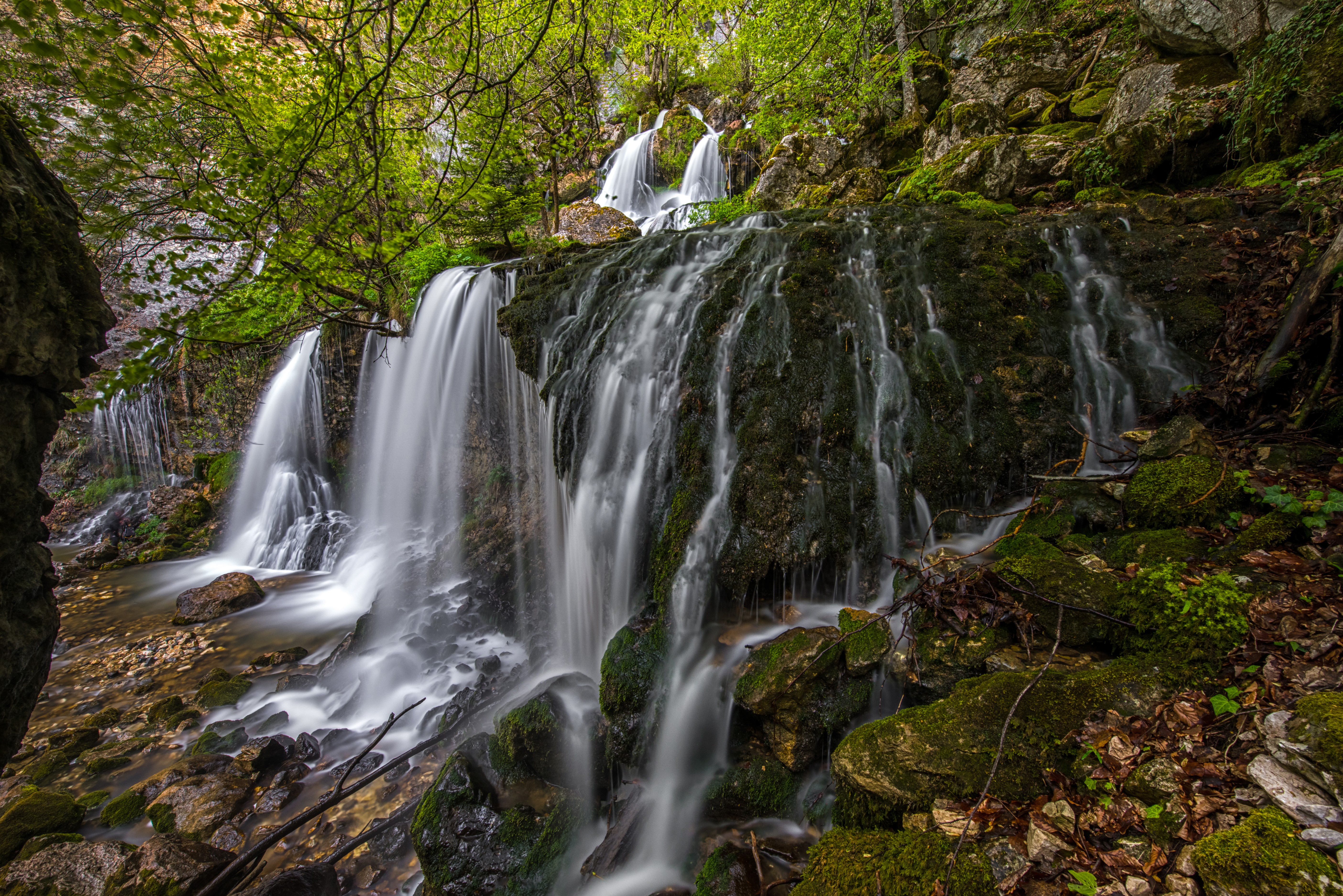 Doriaz Waterfall with Moss HD Wallpaper