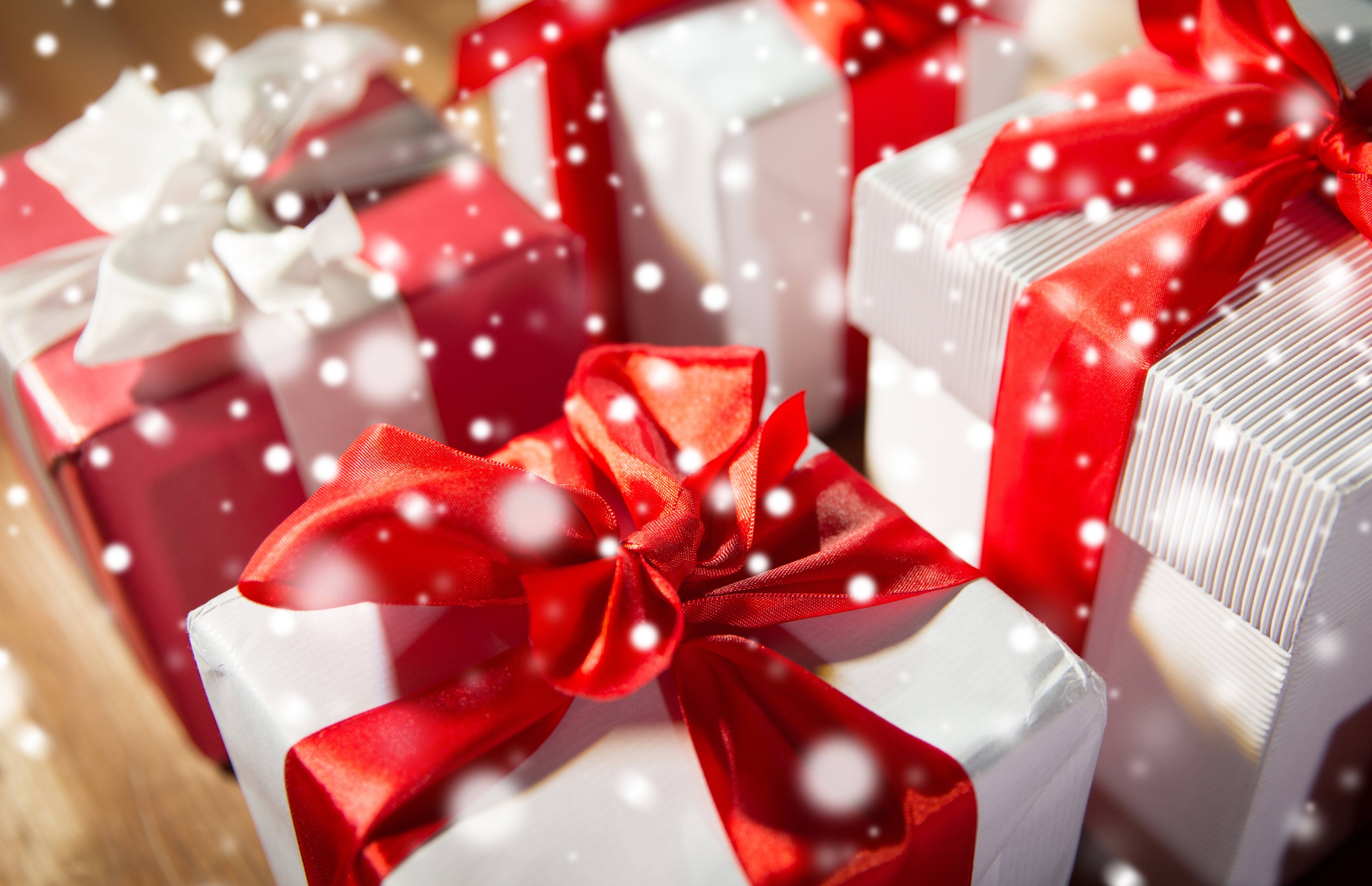 Gifts with red bows and snow HD Wallpaper