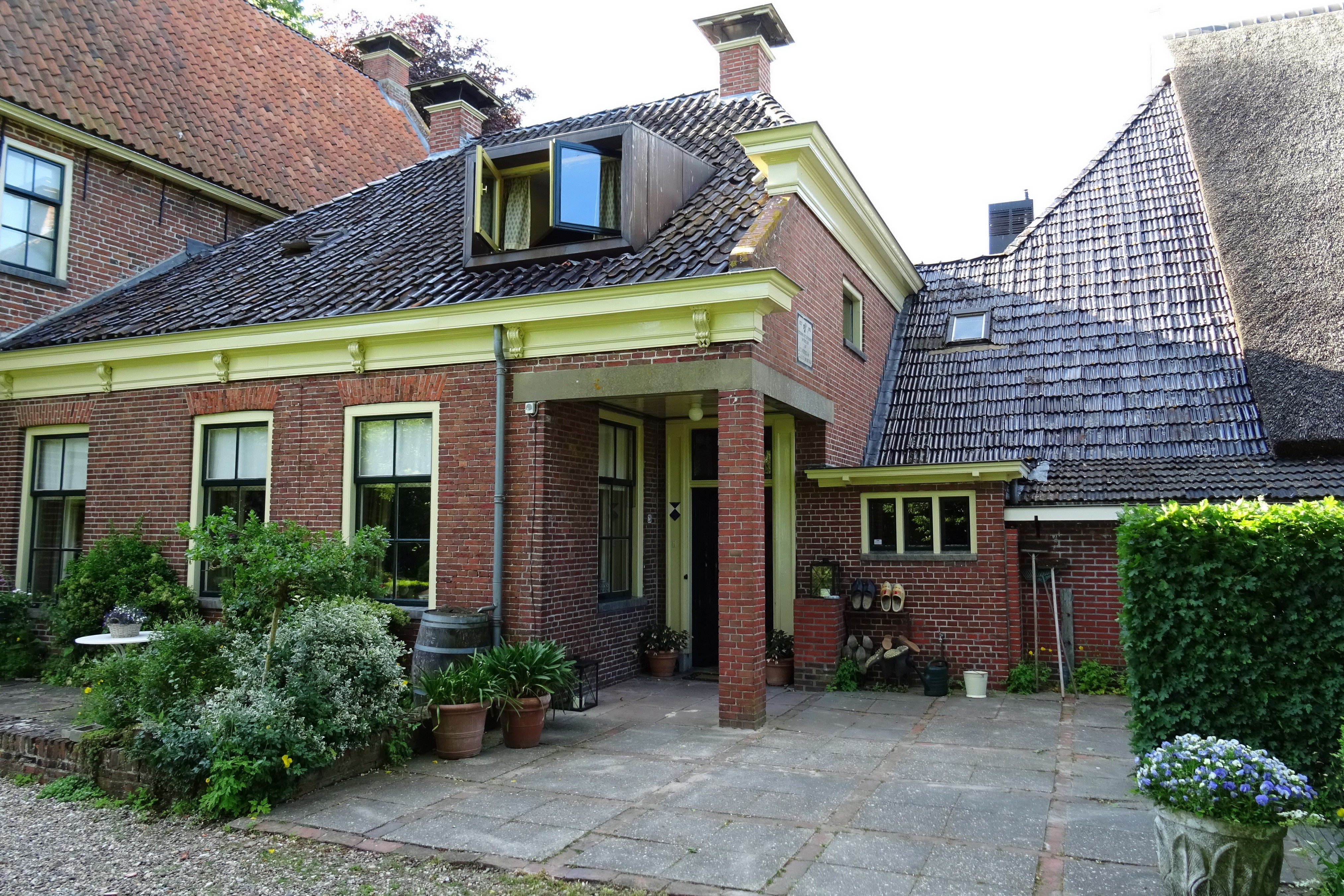 Brick house with thatched roof in Zuidhorn, Netherlands HD Wallpaper
