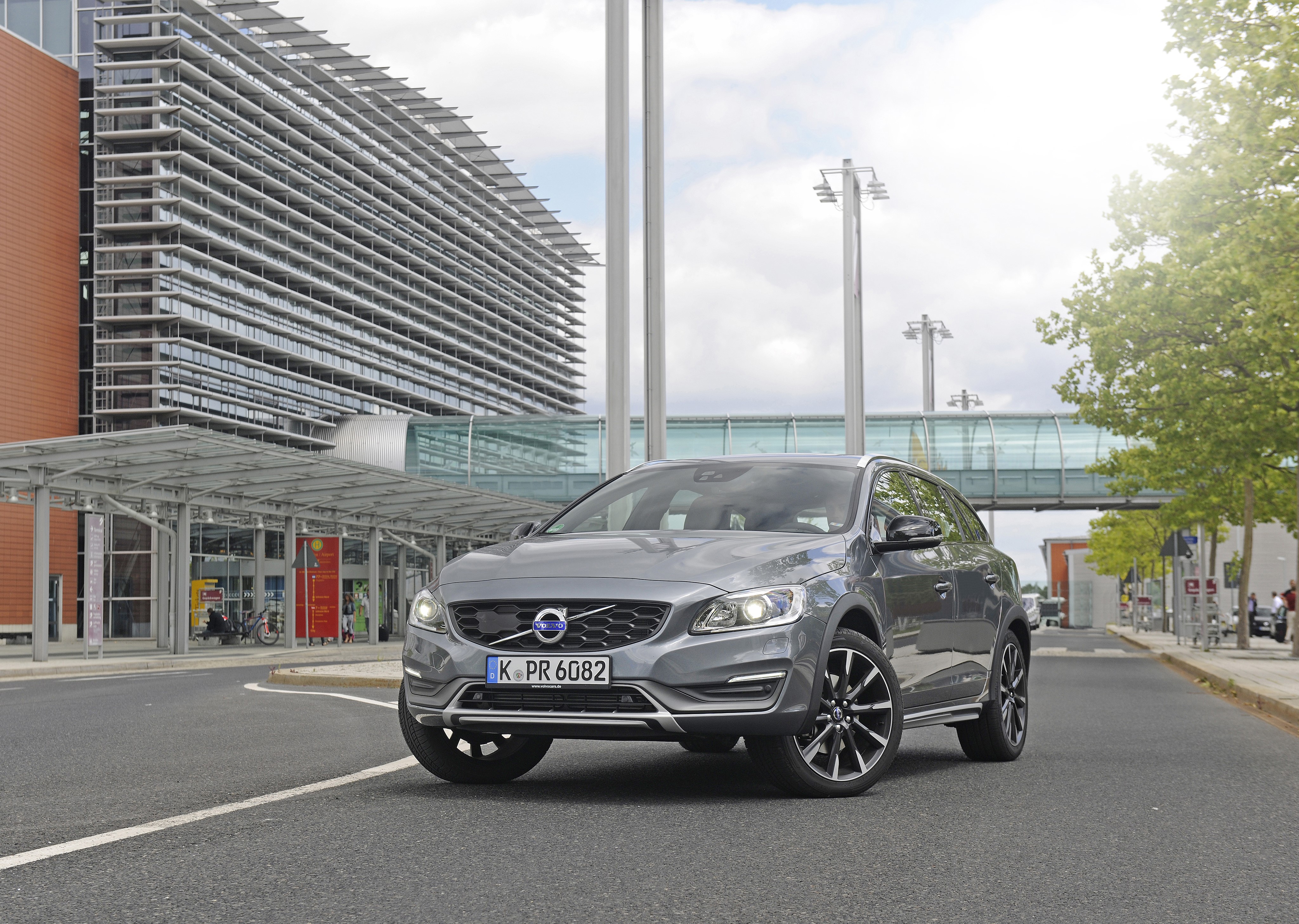 2015 Volvo V60 Cross Country HD Wallpaper