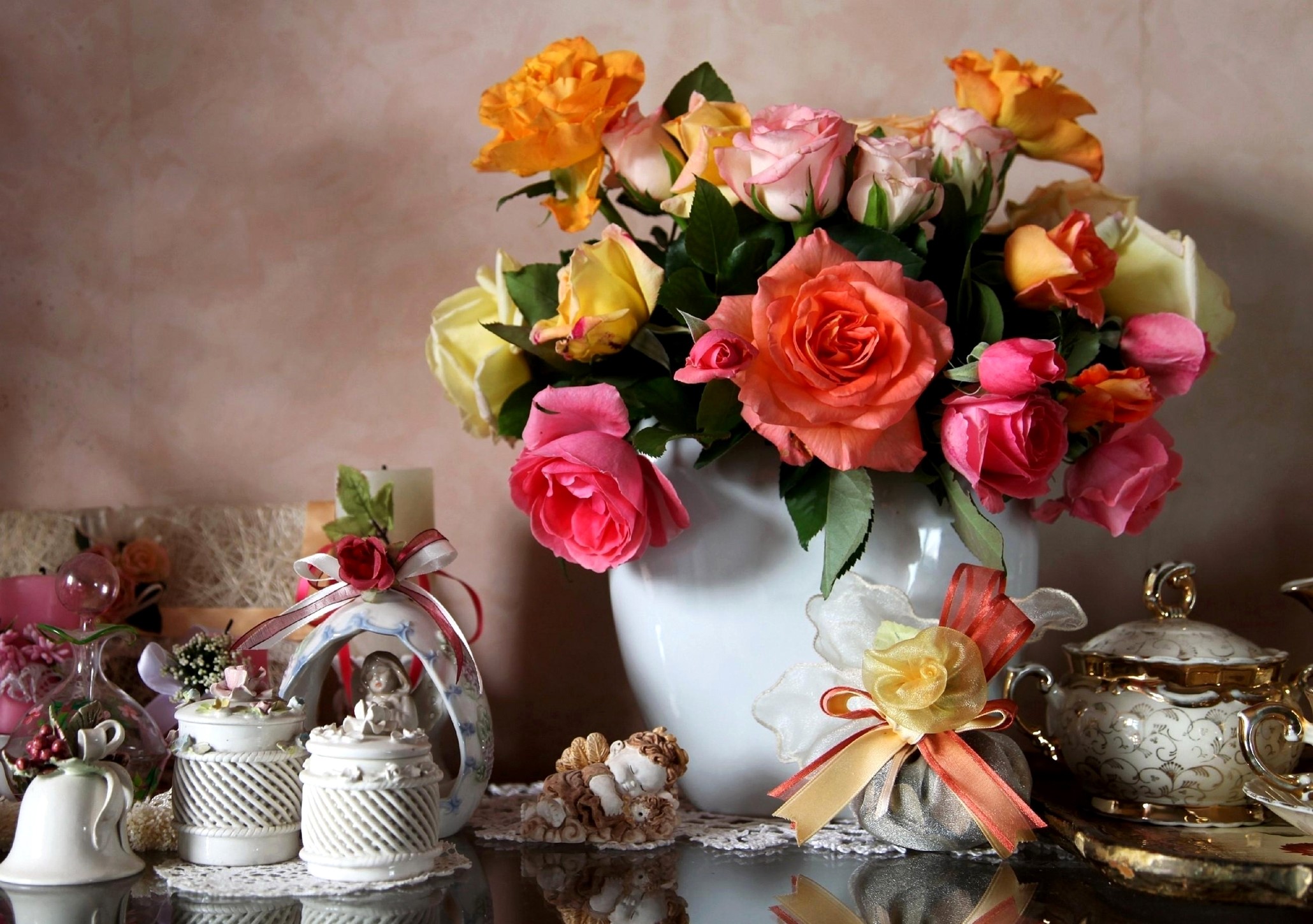 Still-life of Roses in a Vase HD Wallpaper