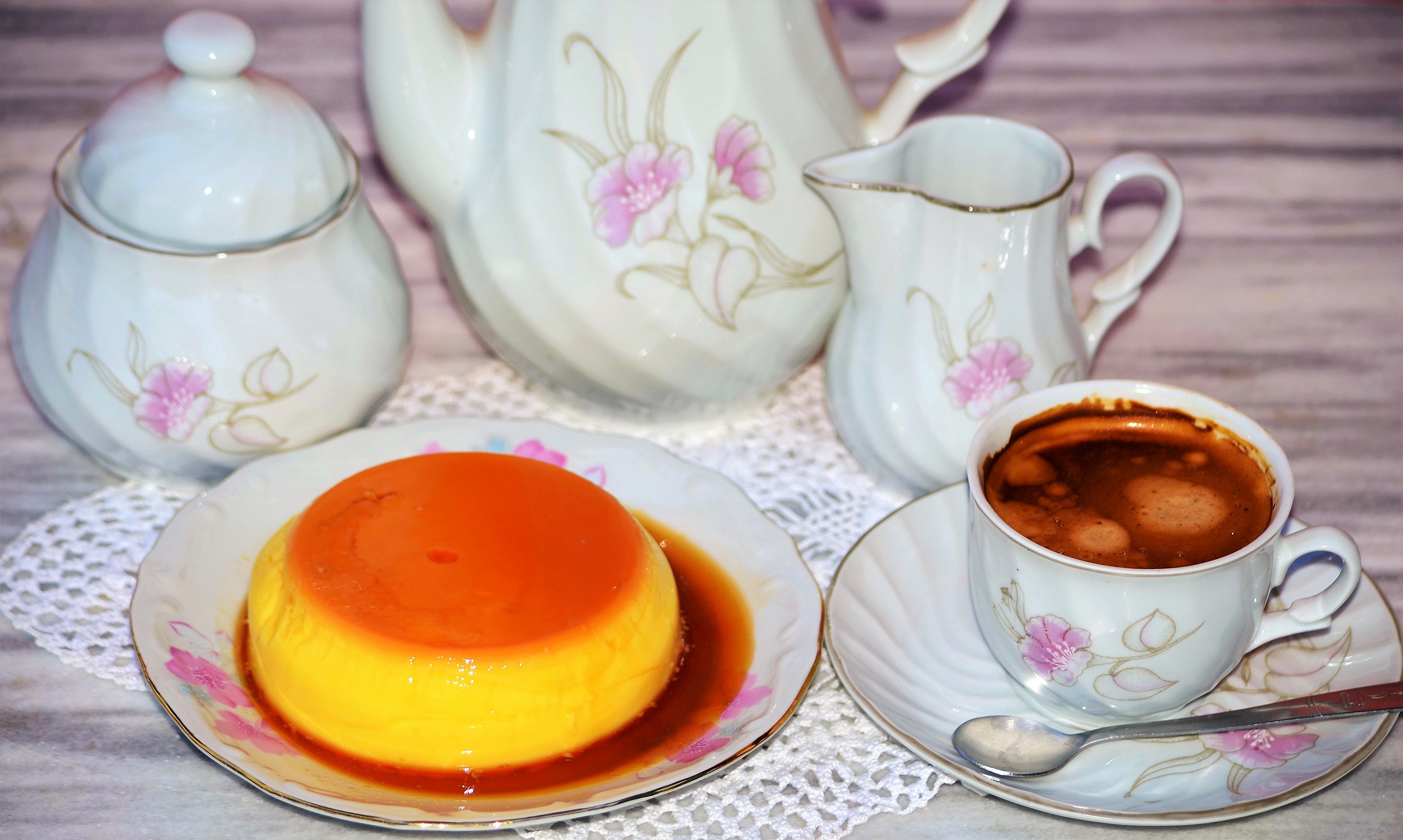 Coffee and dessert set with floral pattern HD Wallpaper