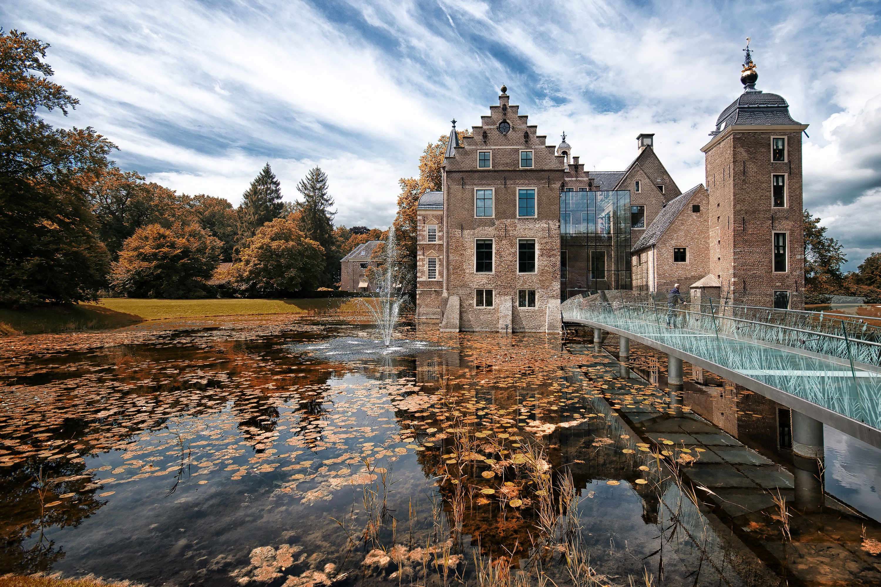 Ruurlo Castle with pond and modern bridge in Netherlands HD Wallpaper