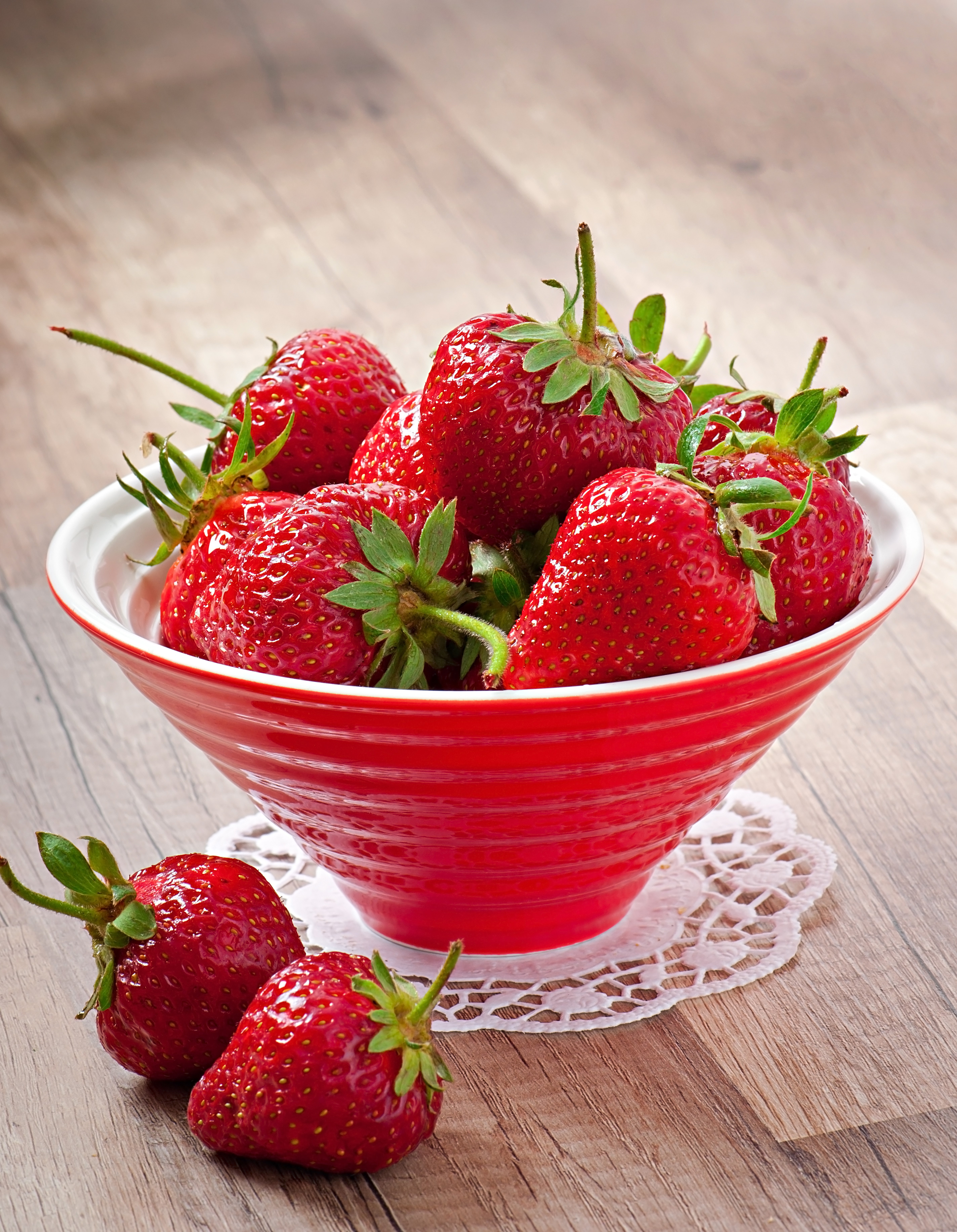 Strawberries in a red bowl HD Phone Wallpaper