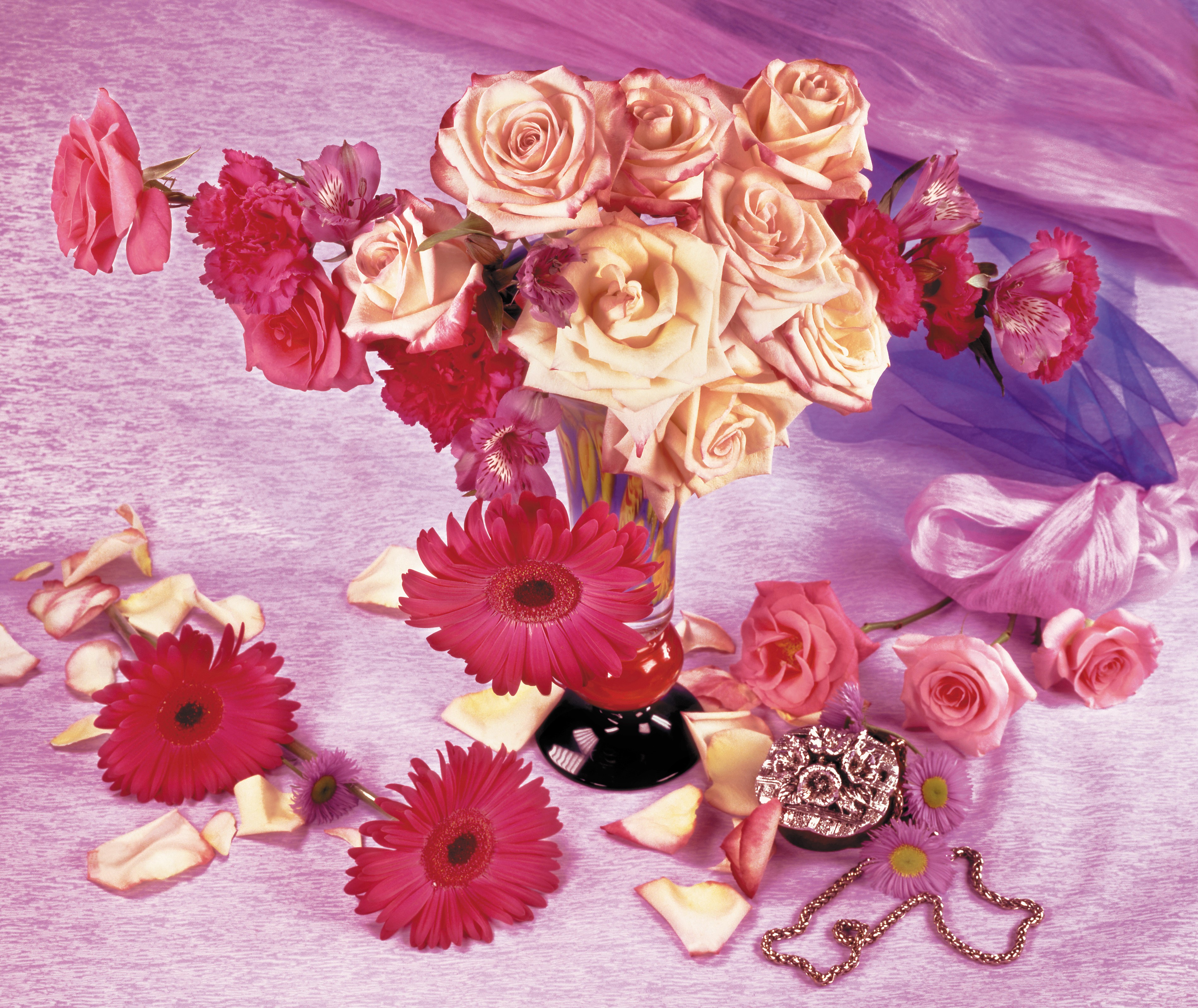 Bouquet of Roses and Gerberas with Jewelry HD Wallpaper