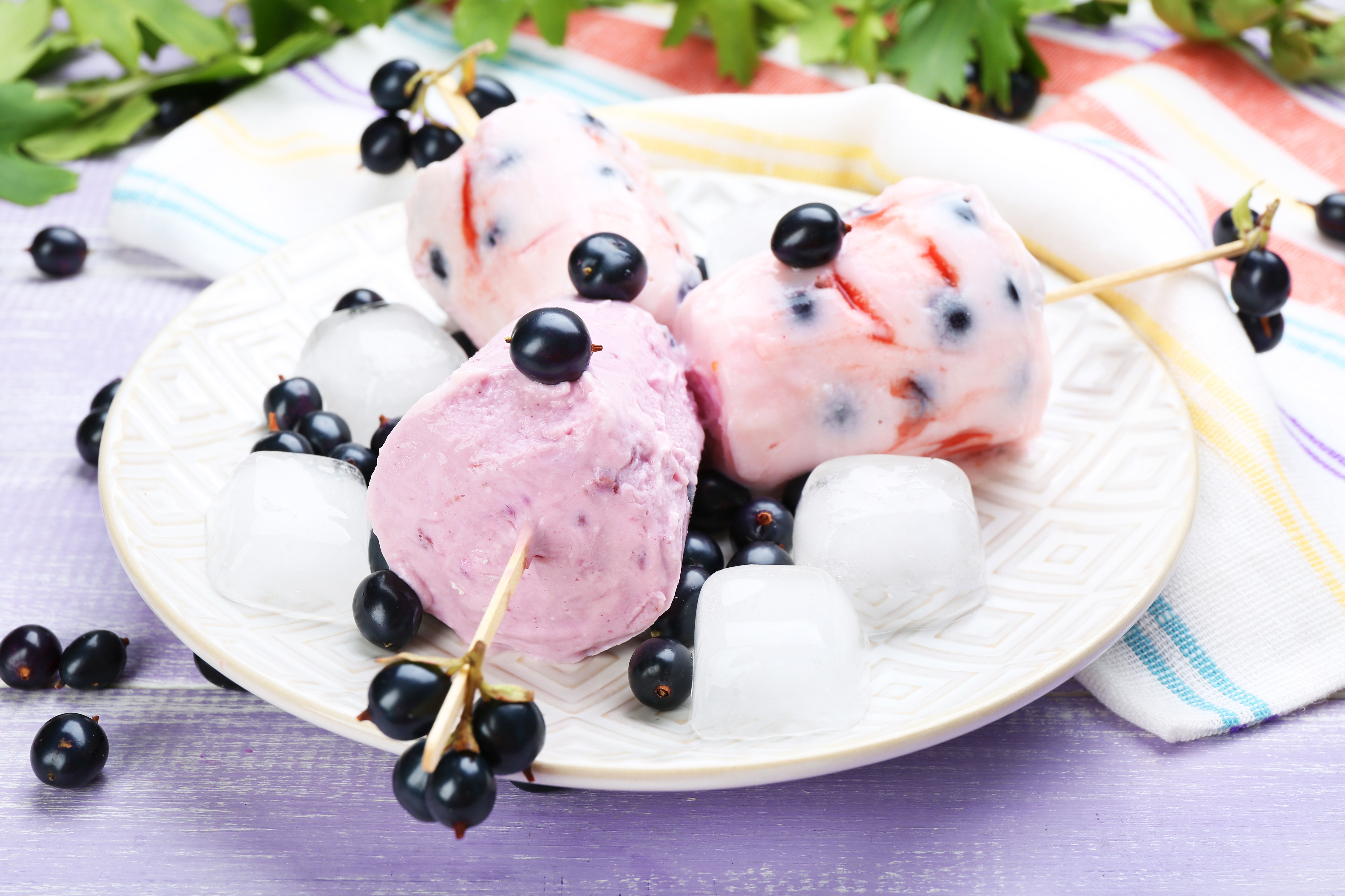 Blackcurrant ice cream pops with ice cubes on a plate HD Wallpaper