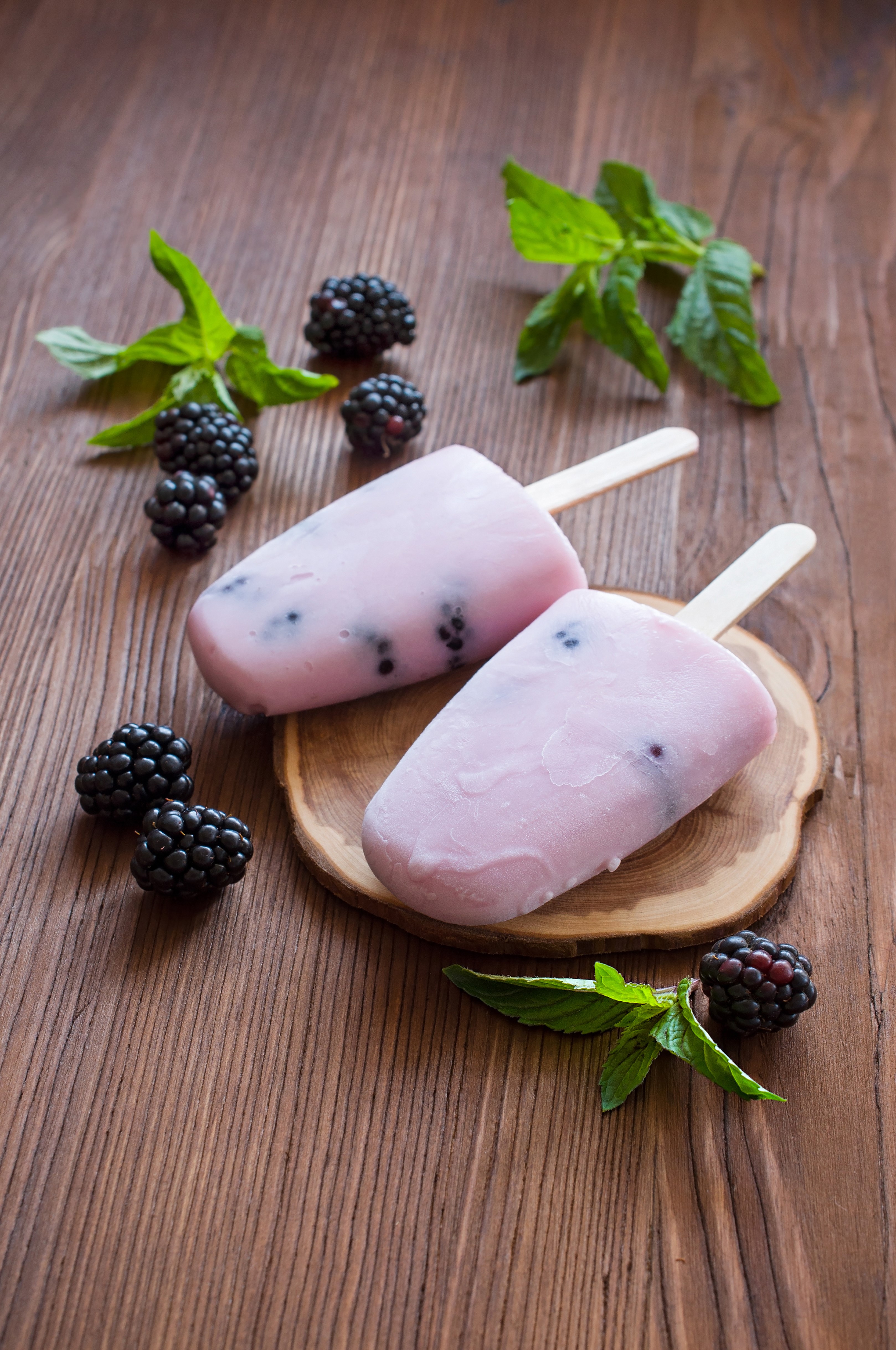 Blackberry ice cream popsicles with mint and berries HD Phone Wallpaper